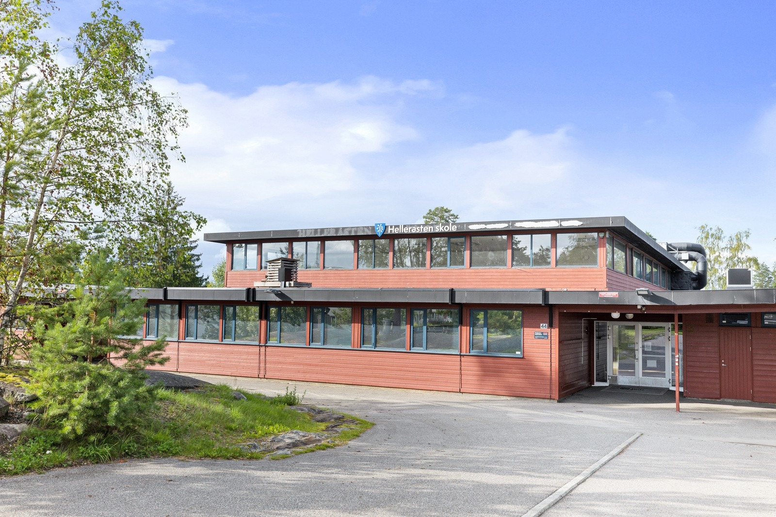 Hellerasten ungdomskole ligger i få minutters gange fra leiligheten Galleribilde