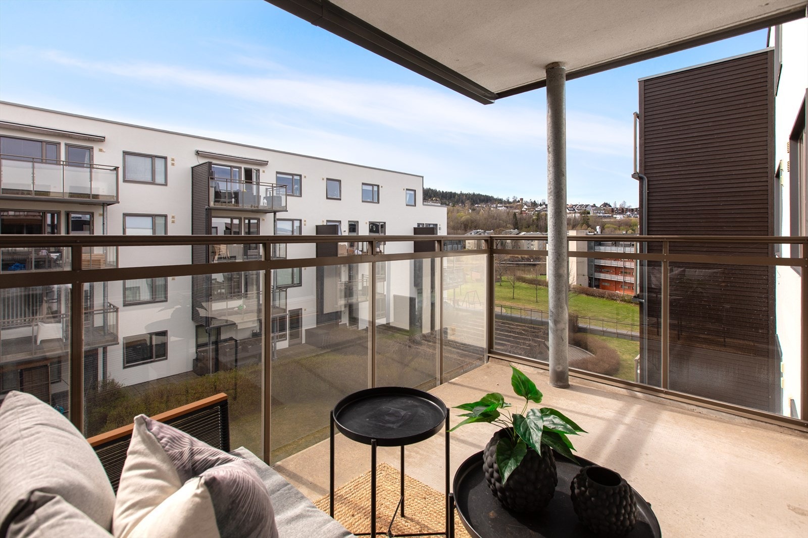Leiligheten ligger i 4.etg og har alt du trenger med solrik balkong, garasjeplass, bod og heisadkomst. Galleribilde