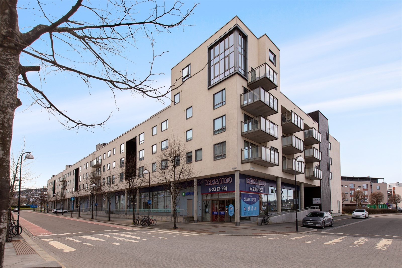 I samme bygg som leiligheten ligger bl.a. Rema 1000 og apotek 1. Galleribilde