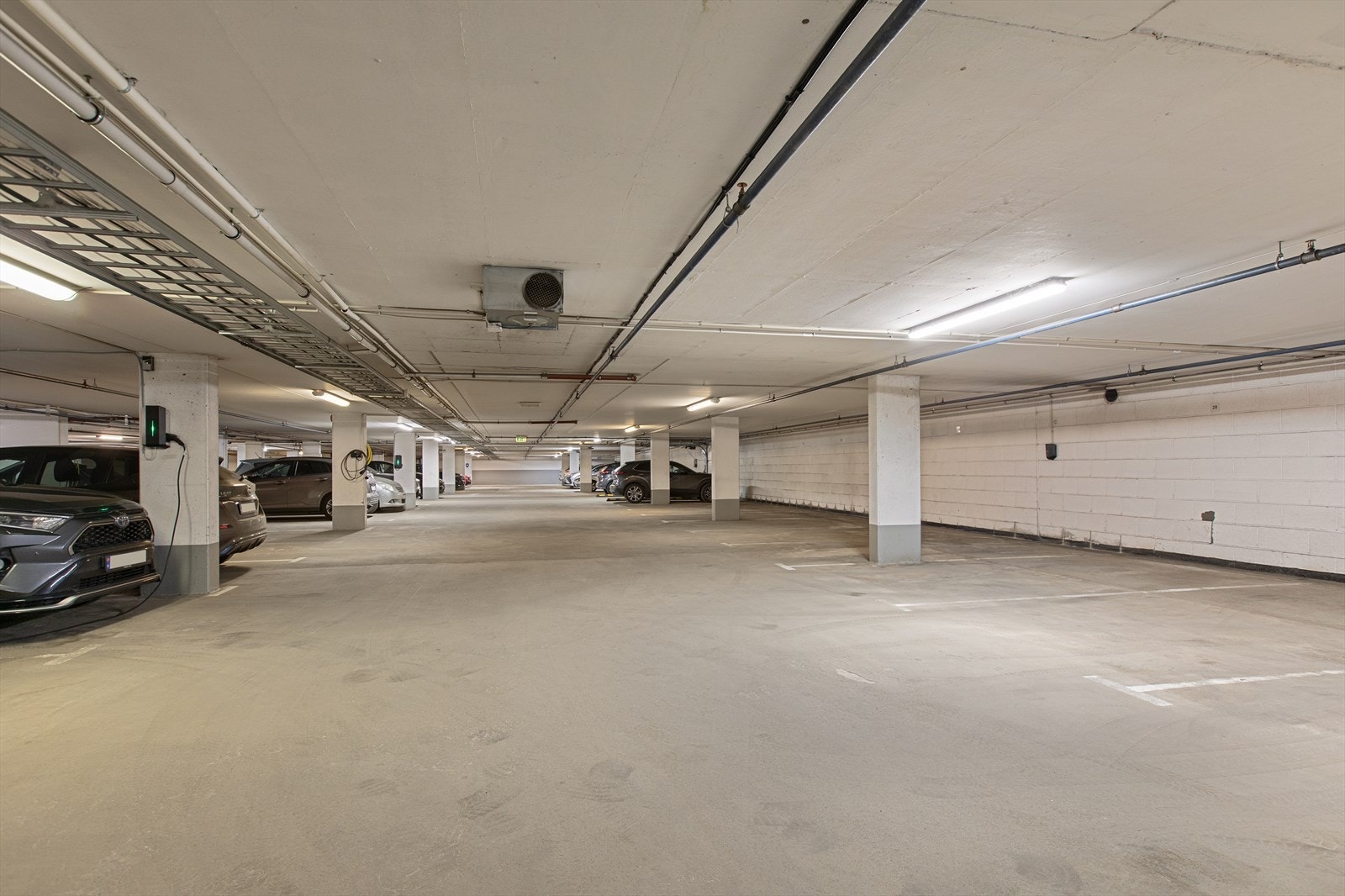 Det medfølger garasjeplass i låst kjelleranlegg med adkomst via heis. Bruksrett til kjellerbod på 5 kvm. Galleribilde