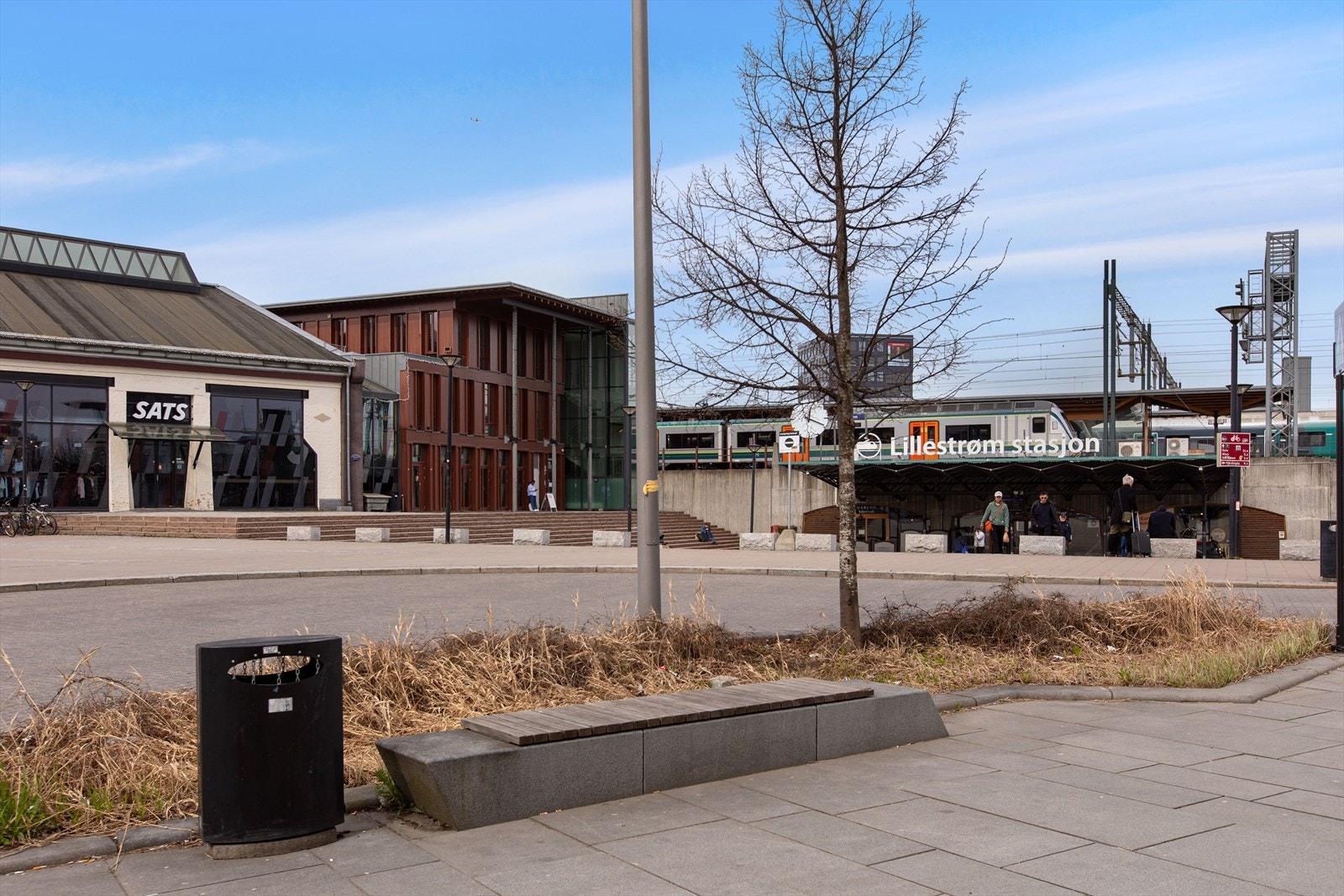 Under 1 minutt til togstasjonen med bussterminal. Galleribilde