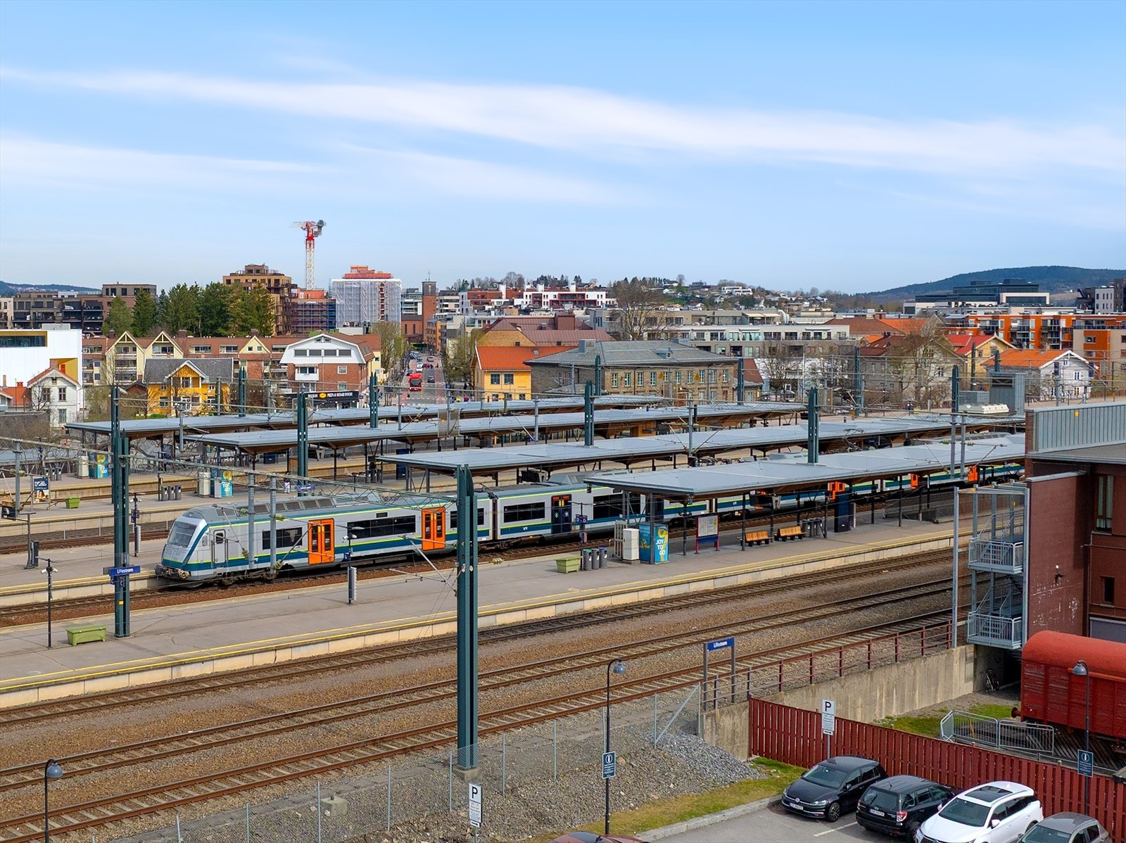 Toget har direktelinje til Oslo S med avgang hvert 10. minutt. Flytoget stopper også her. Galleribilde
