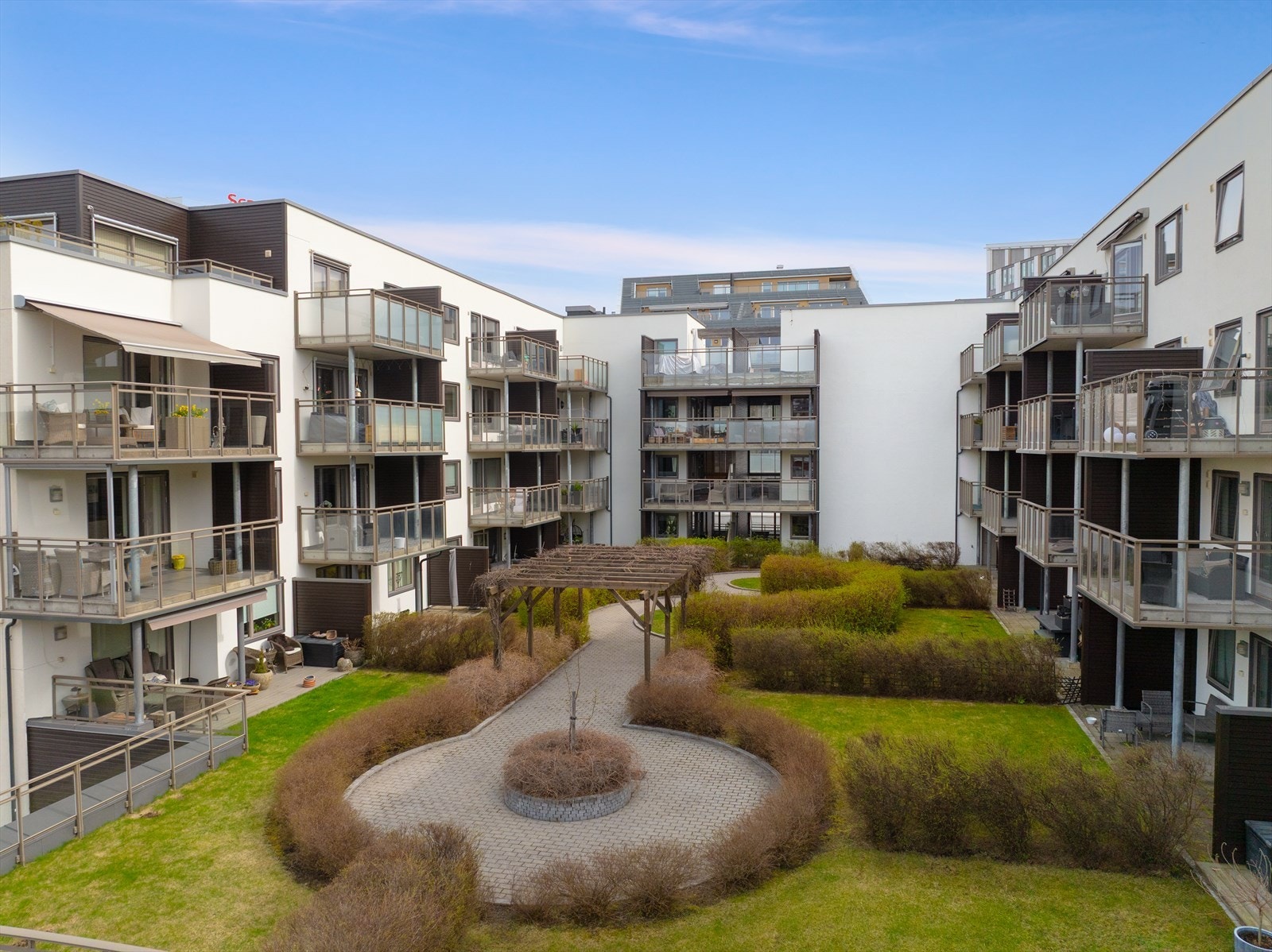Dette er et frodig og hyggelig sameie sentralt i byen, med hagen tilbaketrukket fra støy og trafikk. Galleribilde