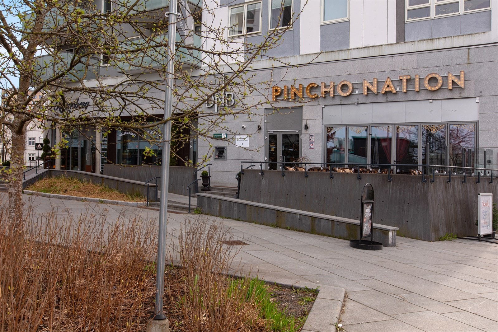 Nabolaget byr bla på butikker, apotek, spisesteder, hotell og treningssenter. Galleribilde