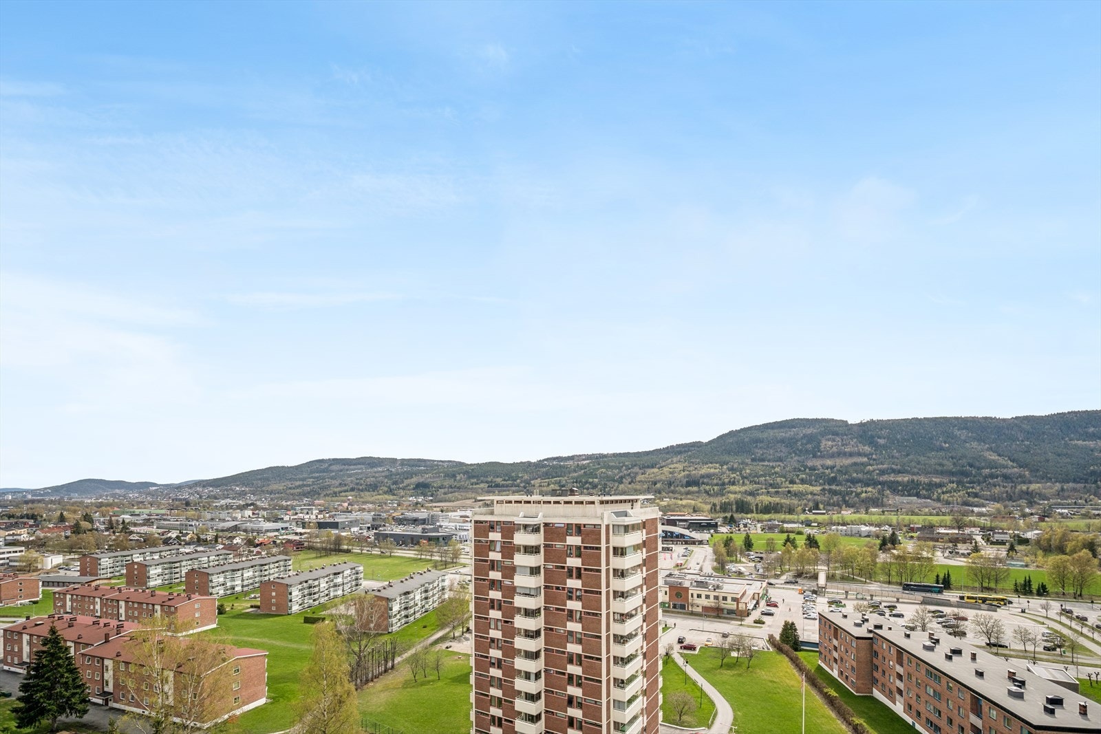 Nærområdet byr på strålende tur- og rekreasjonsområder som er like flott sommer som vinter. For de aktive finnes det flust av aktivitets- og fritidstilbud i området. Galleribilde