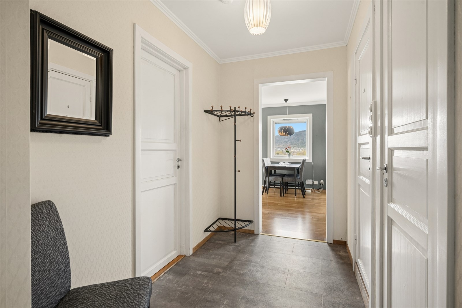 Romslig entrè med god plass til å henge av seg. Galleribilde