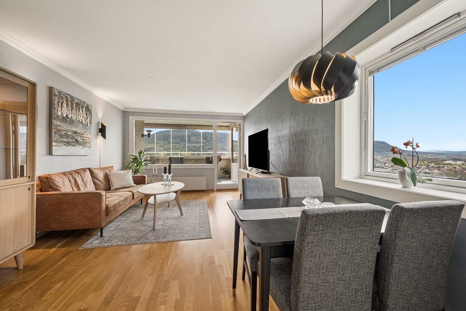 Fra stuen er det direkte utgang til en innglasset balkong, hvor du kan nyte frisk luft og utsikt uansett vær. Galleribilde