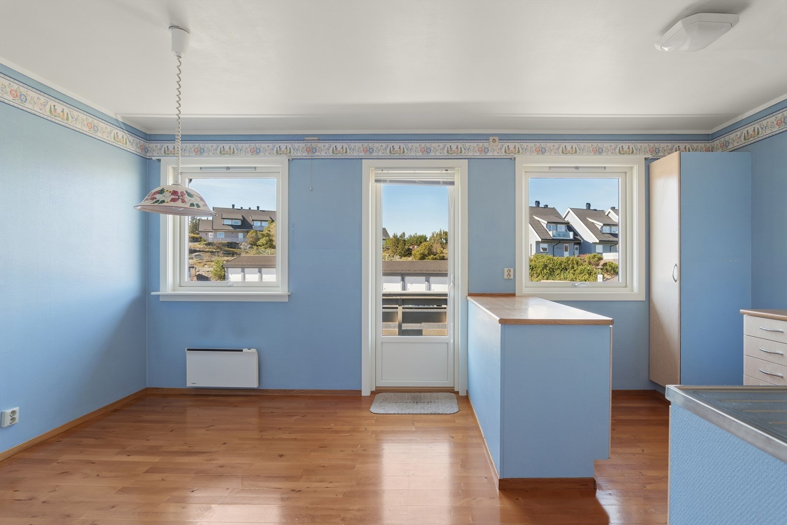 Utgang til solrik balkong Galleribilde