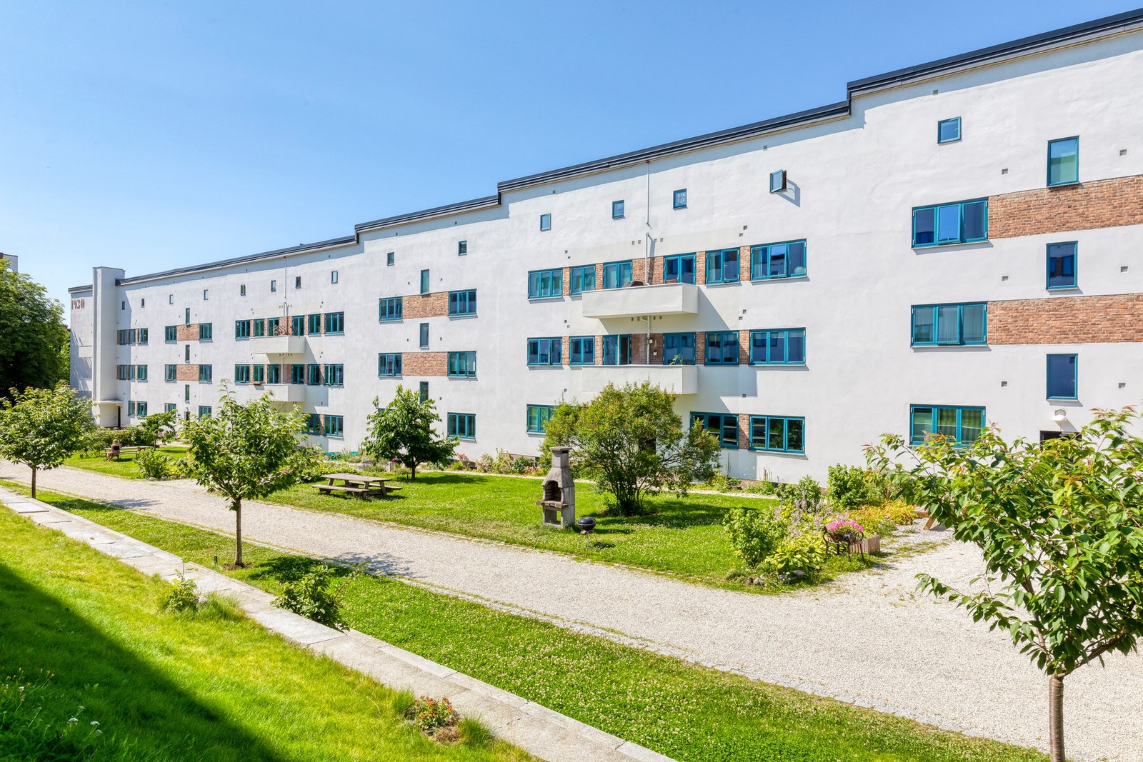 Bakgården er et hyggelig og populært samlingspunkt i borettslaget. Galleribilde