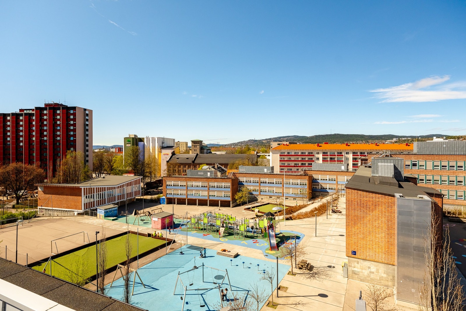 Fra eiendommen er det gangavstand til Nordpolen barne- og ungdomsskole. Det finnes flere vgs. og utdanningsinstitusjoner i fin gang- og sykkelavstand, som bl.a. BI, Kunsthøgskolen, Arkitekthøgskolen, Westerdals, OsloMet og Tannlegehøyskolen. Galleribilde