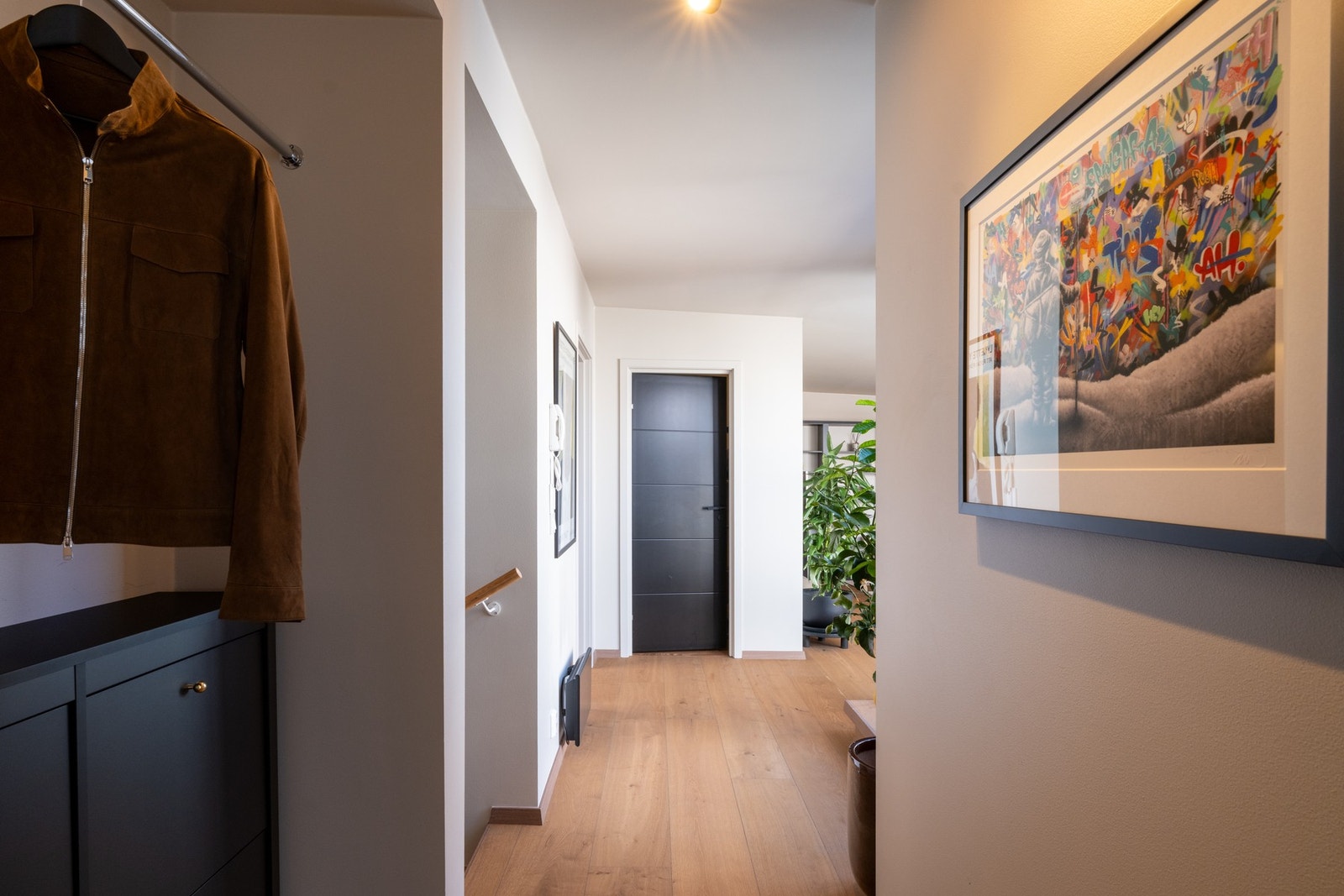 Praktisk nisje gir godt med plass for yttertøyet uten å ta opp plassen. Galleribilde