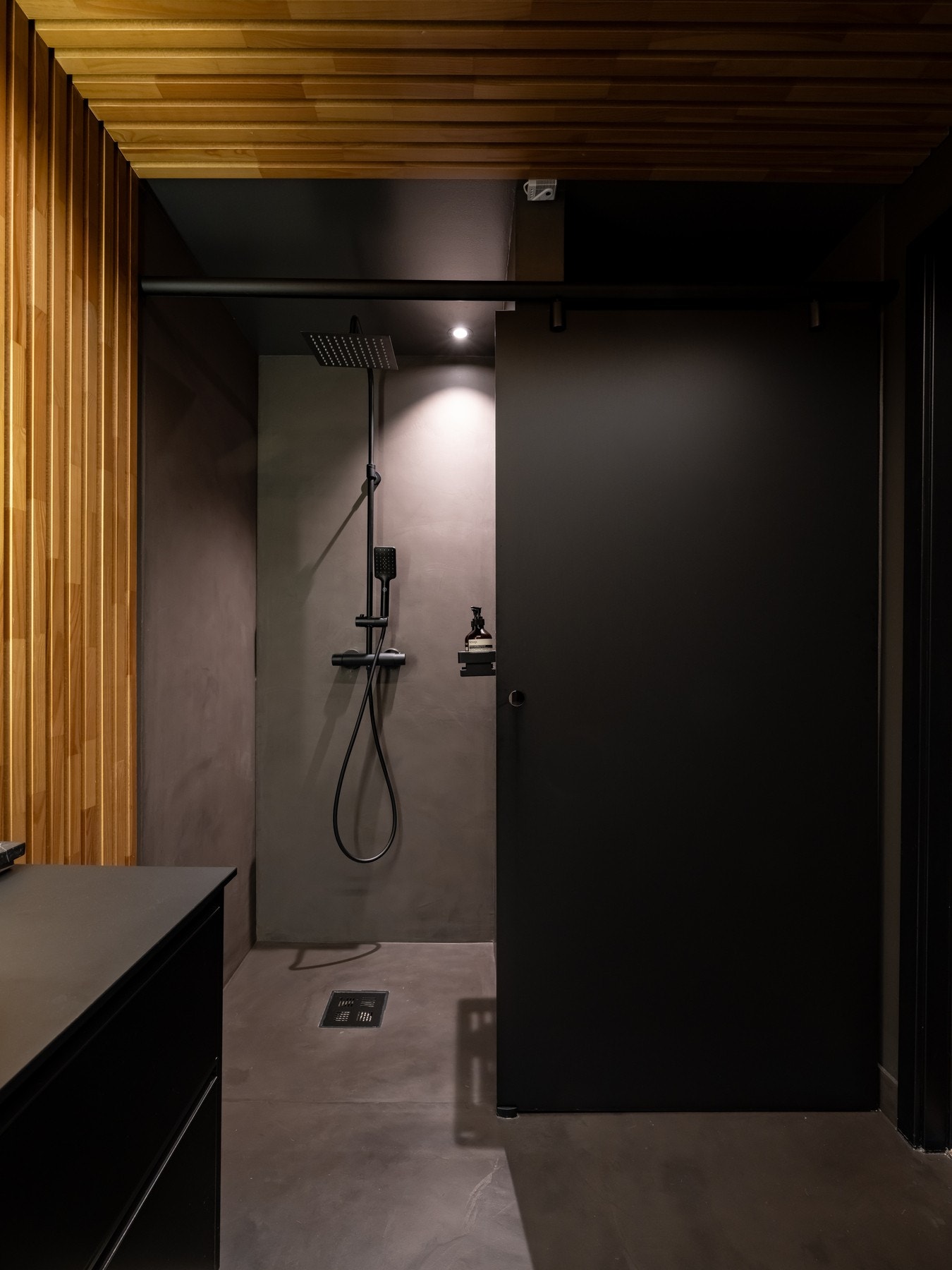 Videre har badet romslig dusjnisje med skyvedør som er spesiallaget til badet av glassmester. Galleribilde