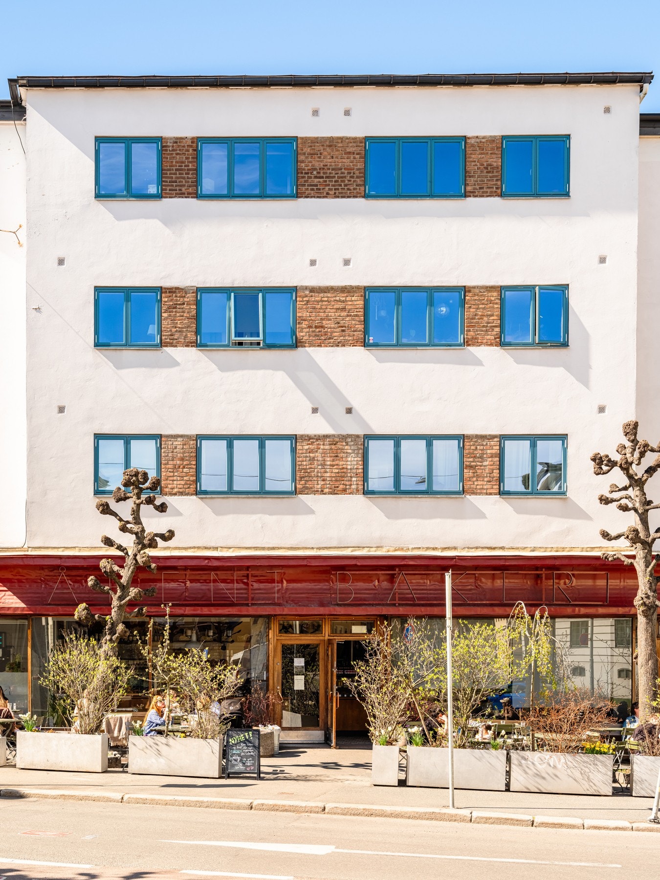 Åpent bakeri og pizzarestauranten Lofthus Samvirkelag ligger i samme bygg som borettslaget. Galleribilde