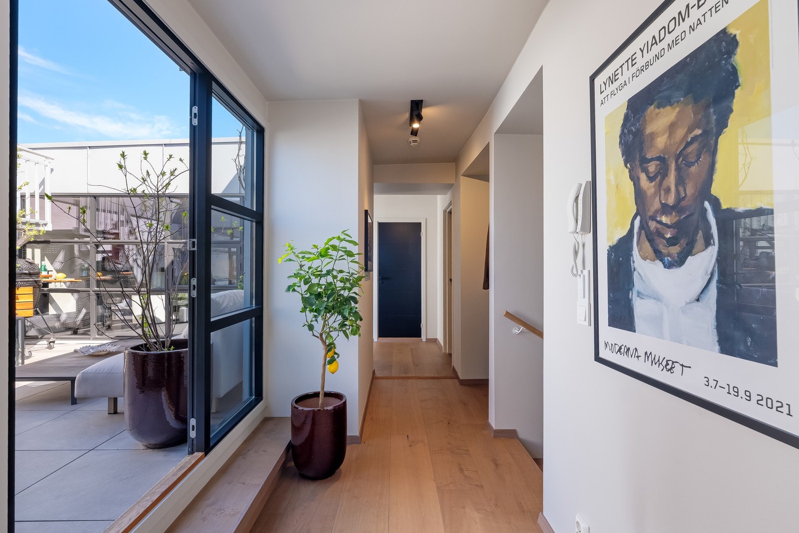 Fint med plass for blant annet knaggrekker, speil og skostativ. Galleribilde