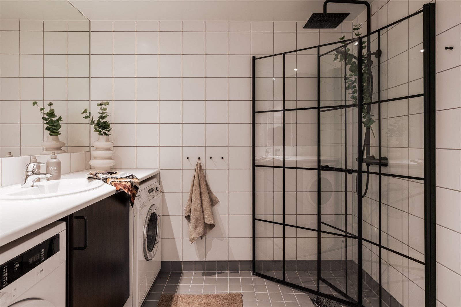 Badet har lyse, flislagte overflater og varmekabler i gulvet. Galleribilde