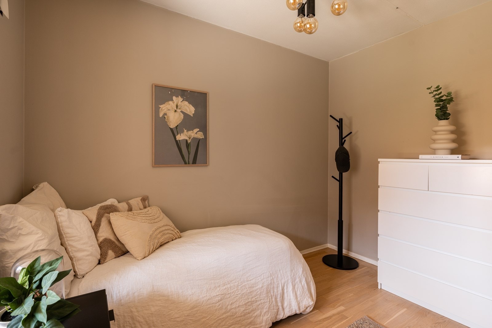 Et lyst og trivelig soverom med plass til det dere måtte ønske. Galleribilde