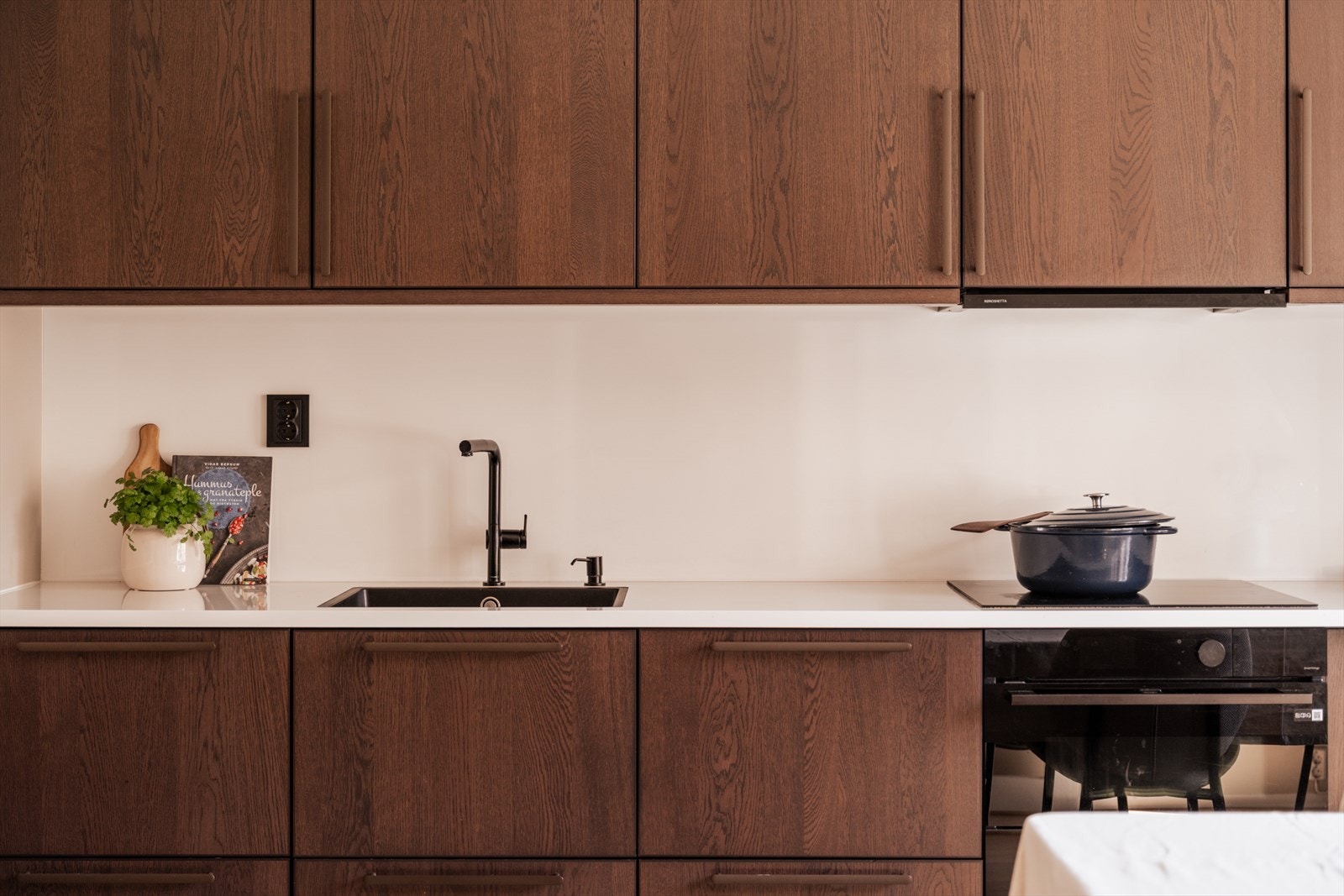 Benkeplate i lys laminat kombinert med mørke fronter skaper et elegant uttrykk. Galleribilde