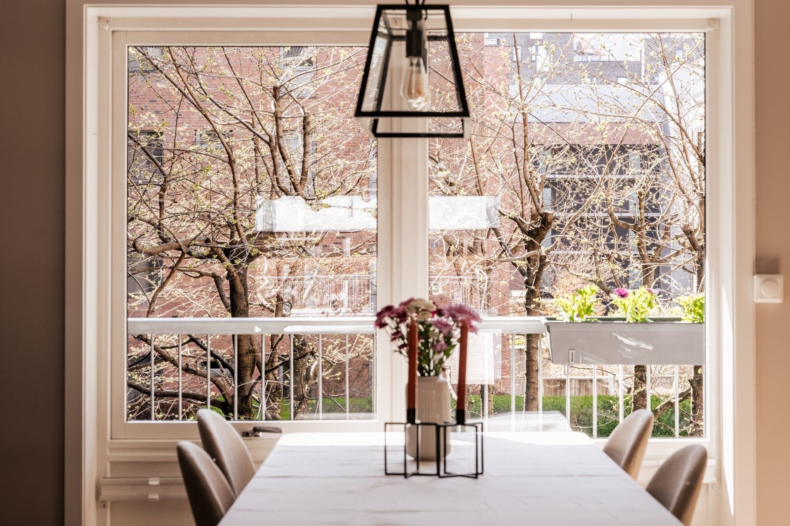 Store, flotte vinduer slipper inn mye naturlig lys til rommet. Galleribilde