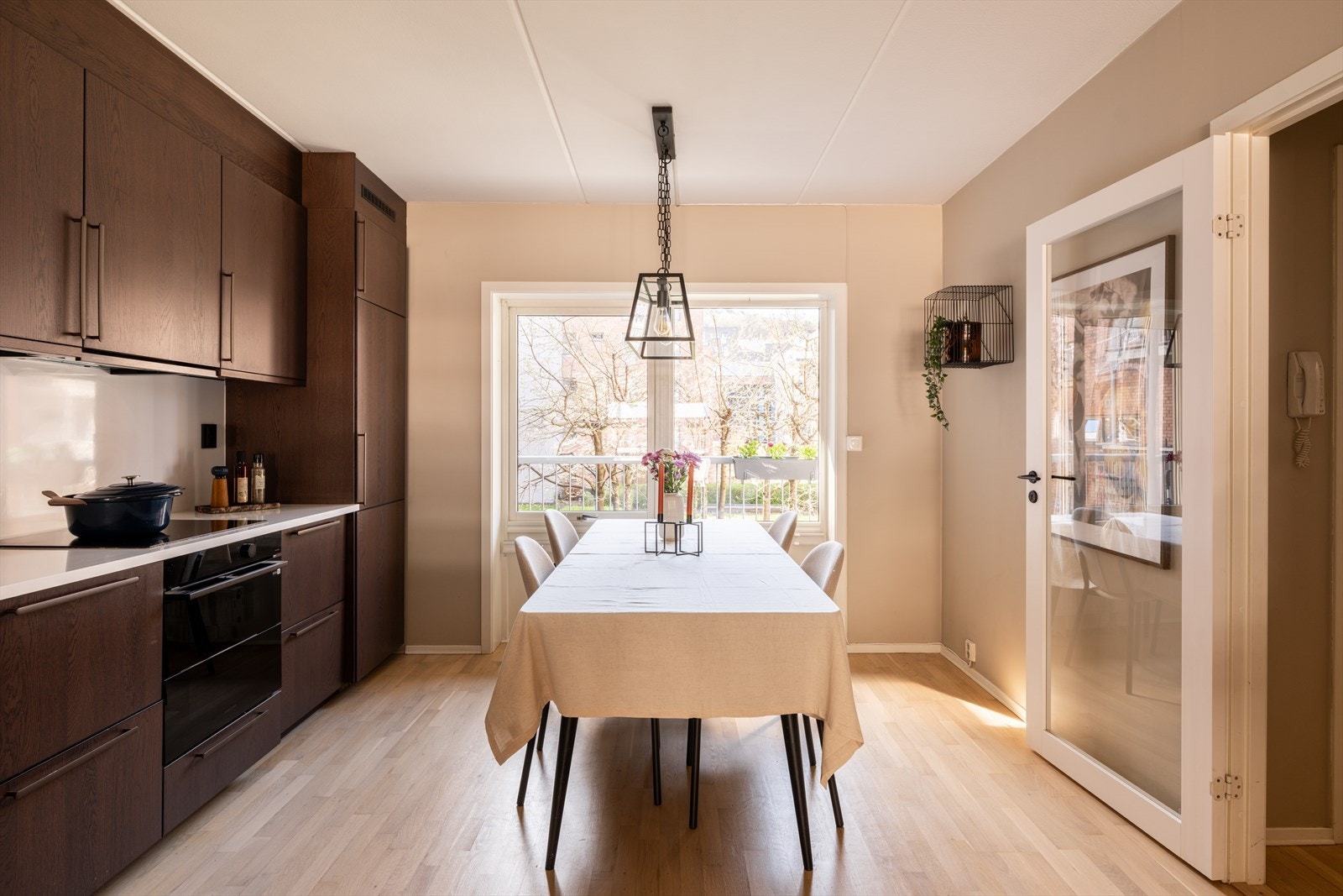 Spiseplassen her blir en favoritt, og et fint sted for de daglige måltidene, lekselesing og hyggelige middager med familie og venner. Galleribilde