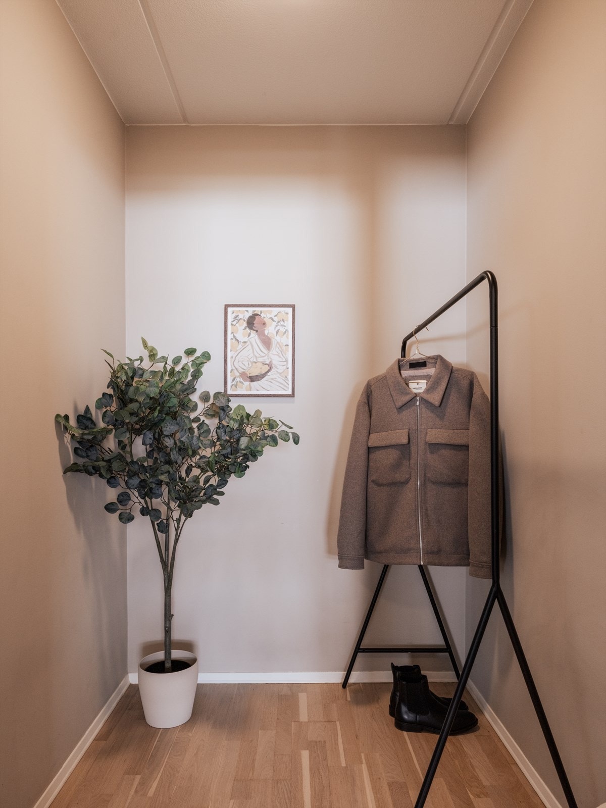 Leiligheten har en romslig innvendig bod med god og praktisk oppbevaringsplass, ideell for støvsuger, vaskemopp og andre eiendeler du ønsker å holde ryddig og skjermet. Galleribilde