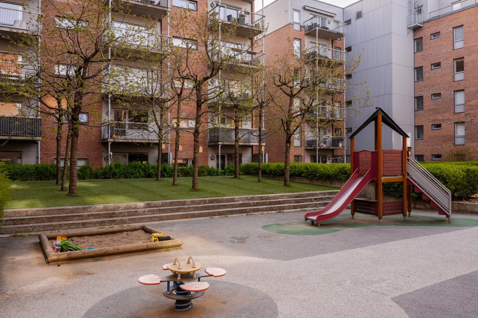 Leiligheten vender ut mot et flott, skjermet gårdsrom med lekeplass for de minste. Galleribilde