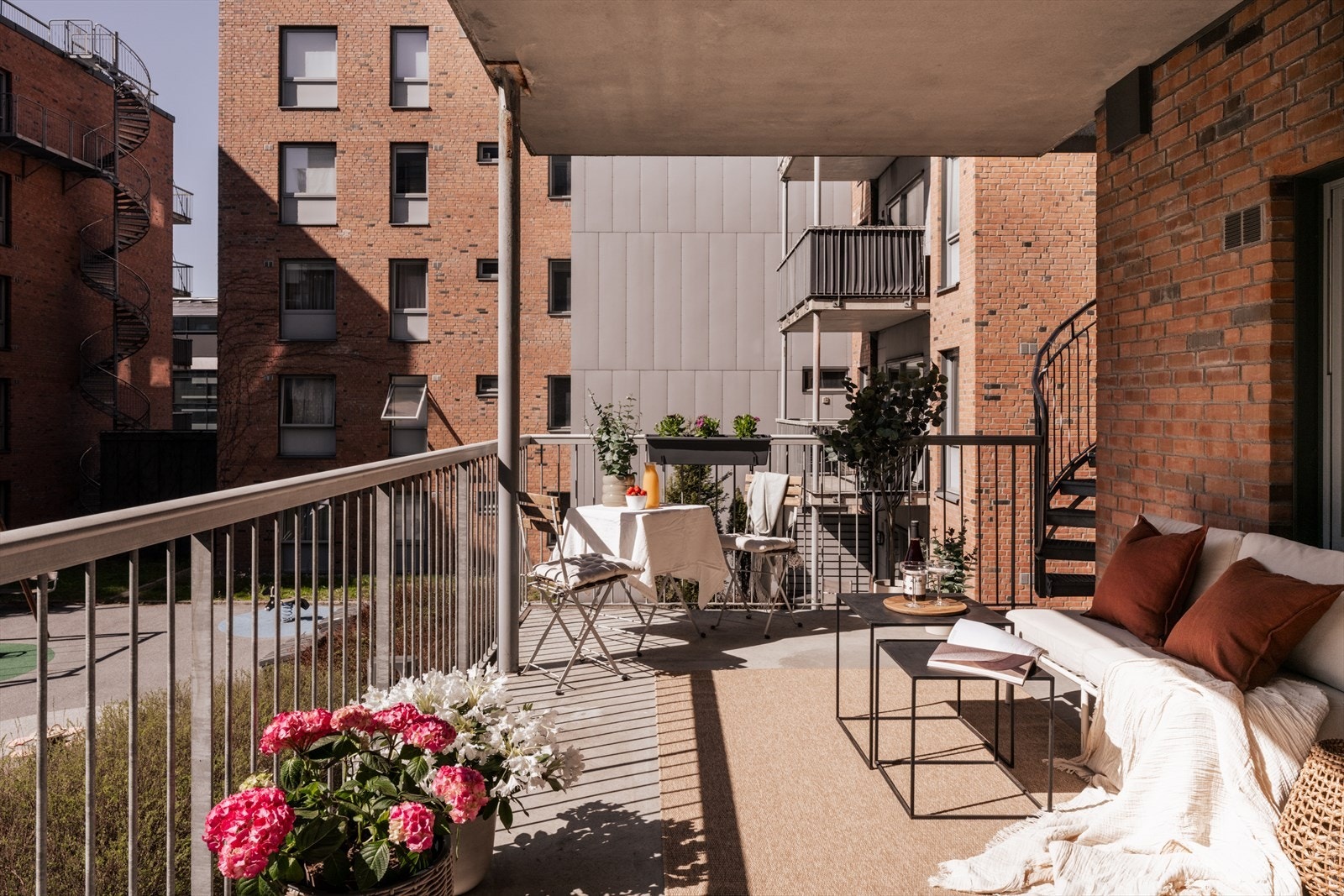Varme sommerdager kan nytes på en solrik balkong målt til 7 m². Galleribilde