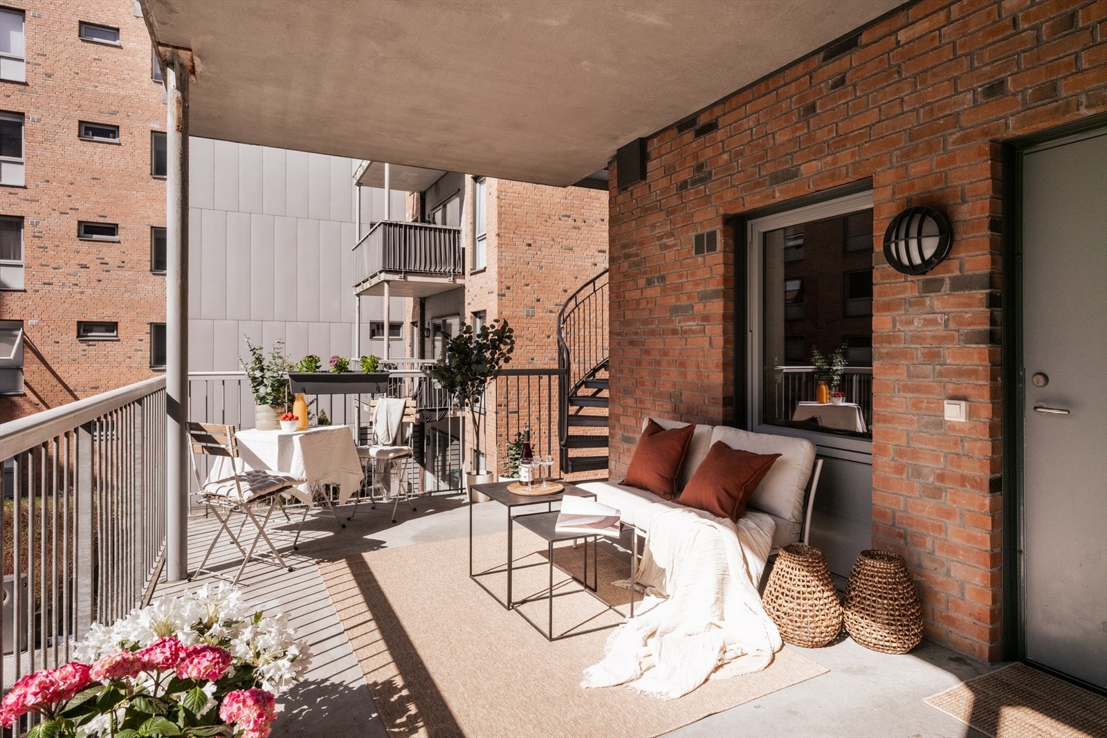 Uteplassen har rikelig med plass til både loungegruppe, spiseplass, planter og det dere måtte ønske. Galleribilde