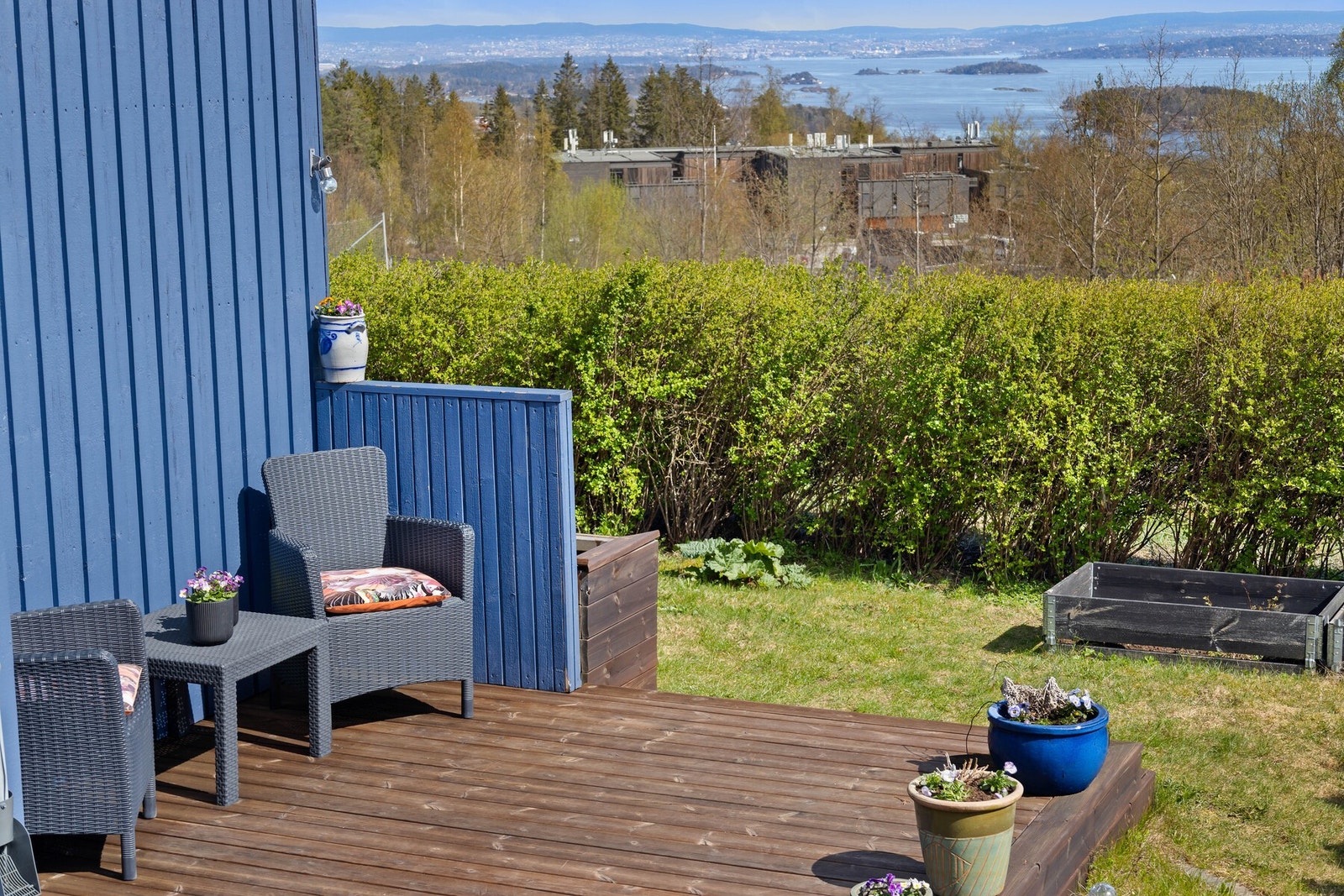 Nyt solen usjenert og med nydelig utsikt mot fjorden Galleribilde