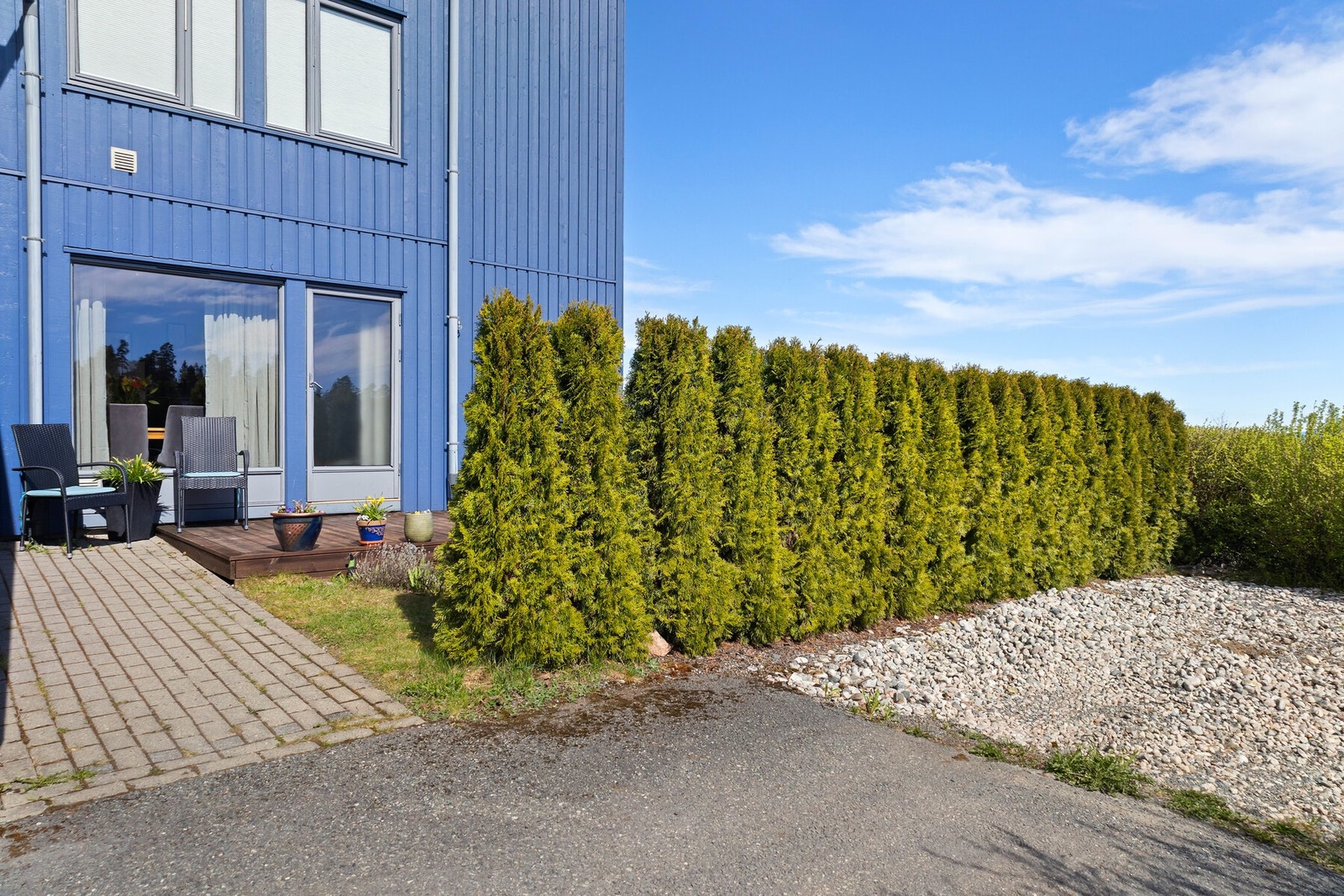 Beliggende innerst i stikkveien, stille og fredelig, samt helt privat. Galleribilde