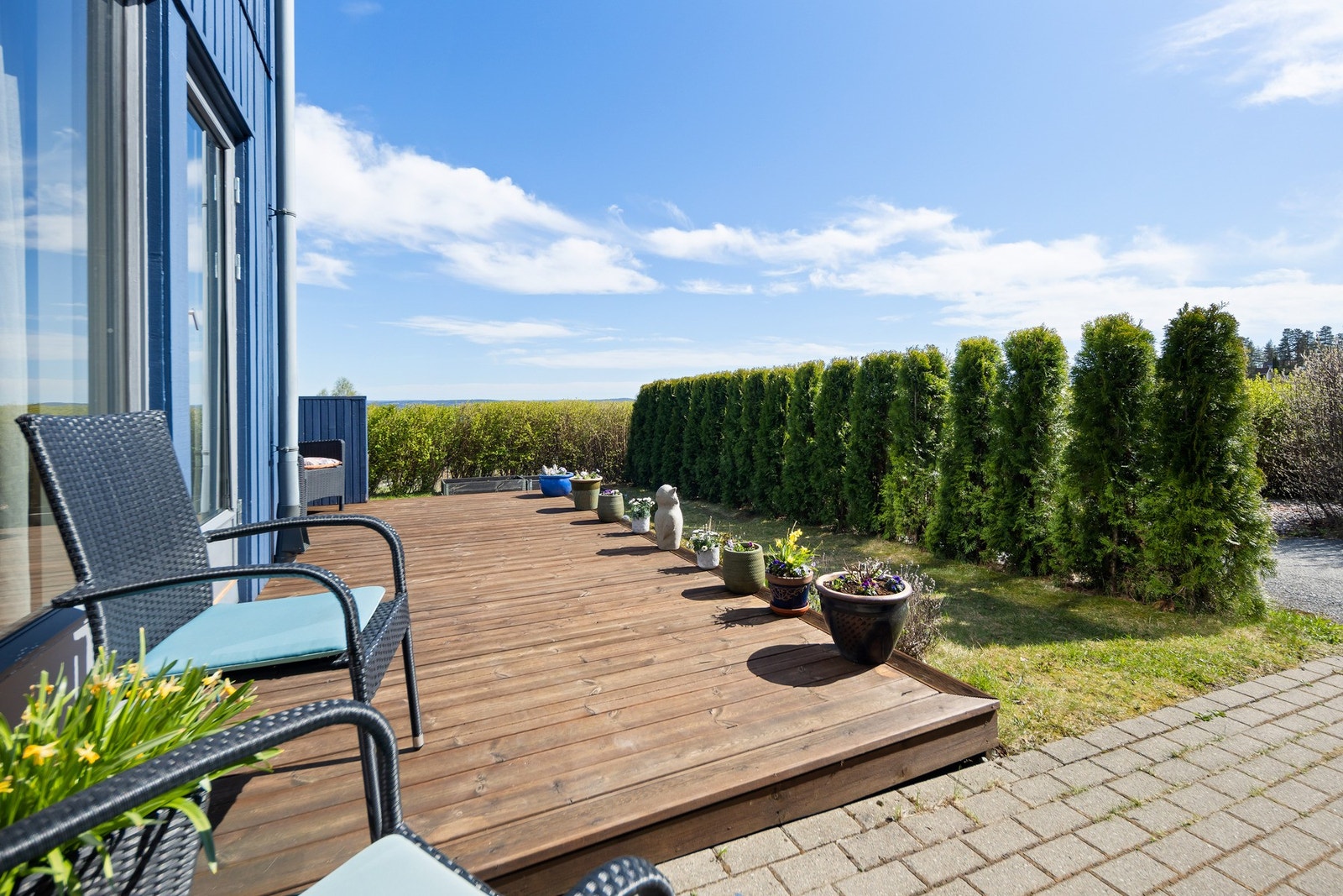 Fra stuen er det utgang til en sydvendt terrasse med sol fra tidlig morgen til sen ettermiddag Galleribilde