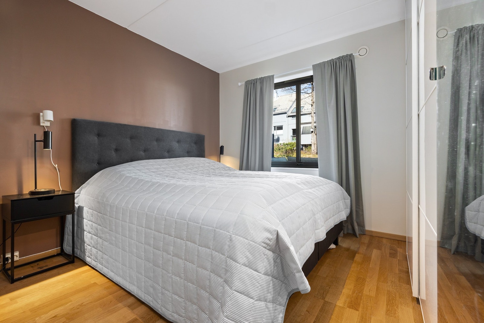 Hovedsoverom med skyvedørsgarderobe Galleribilde