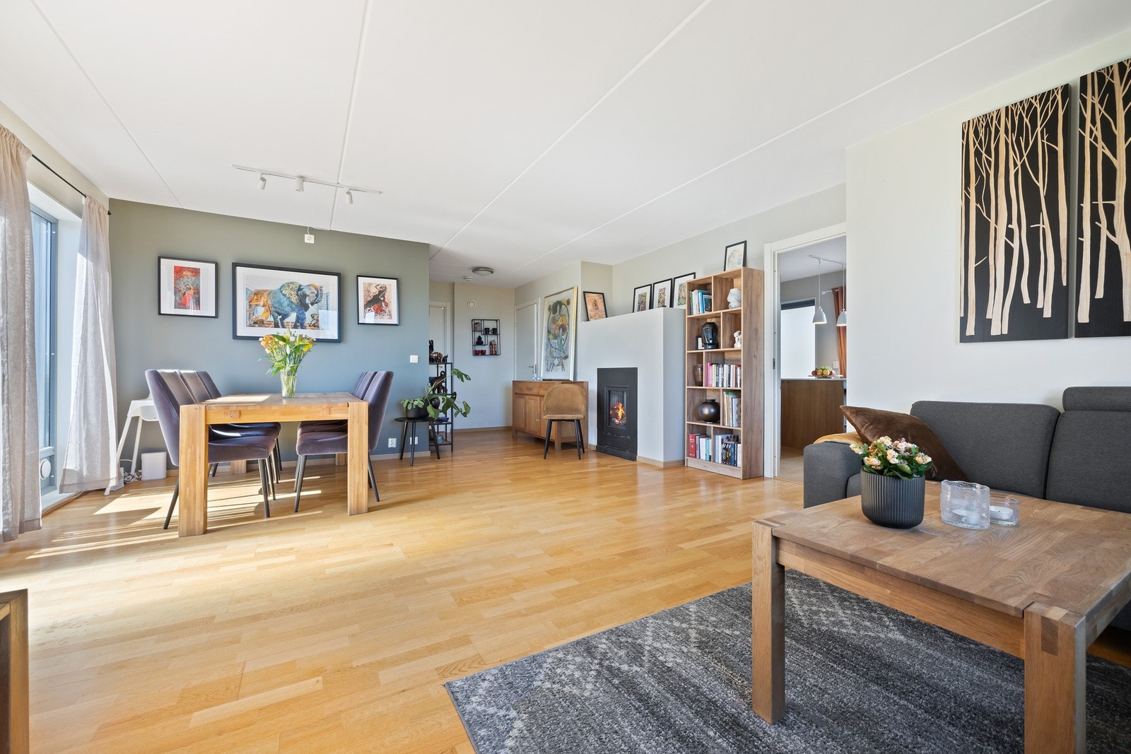 Stor stue med plass til spisebord og sofamøblement Galleribilde