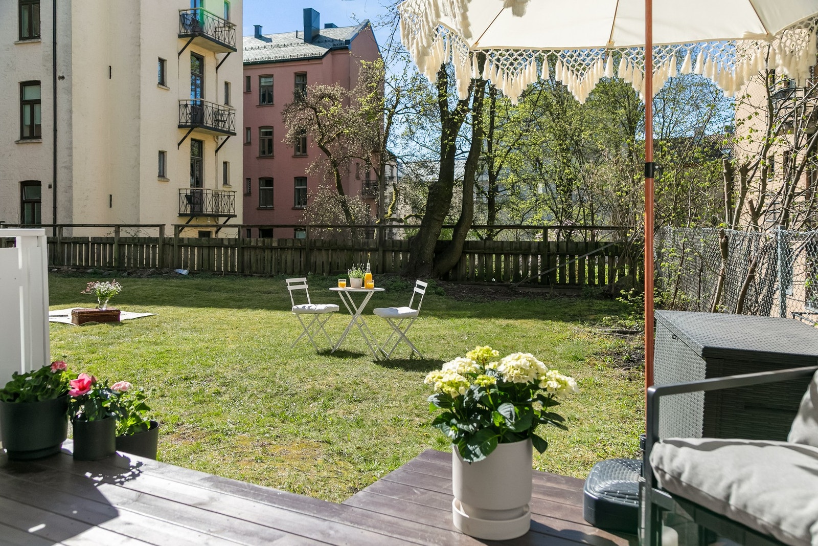 Fra terrassen- adkomst til hage kun et steinkast fra Bogstadveien. En unik kombinasjon! Galleribilde