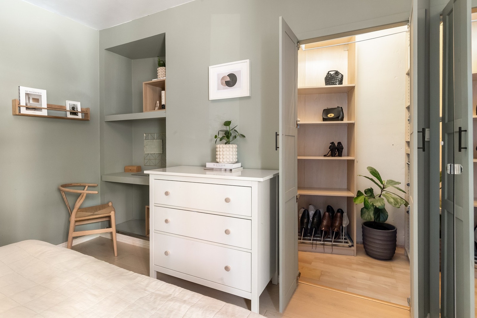 Soverommet har et walk-in closet som sikrer rikelig med plass til klær og diverse. Galleribilde