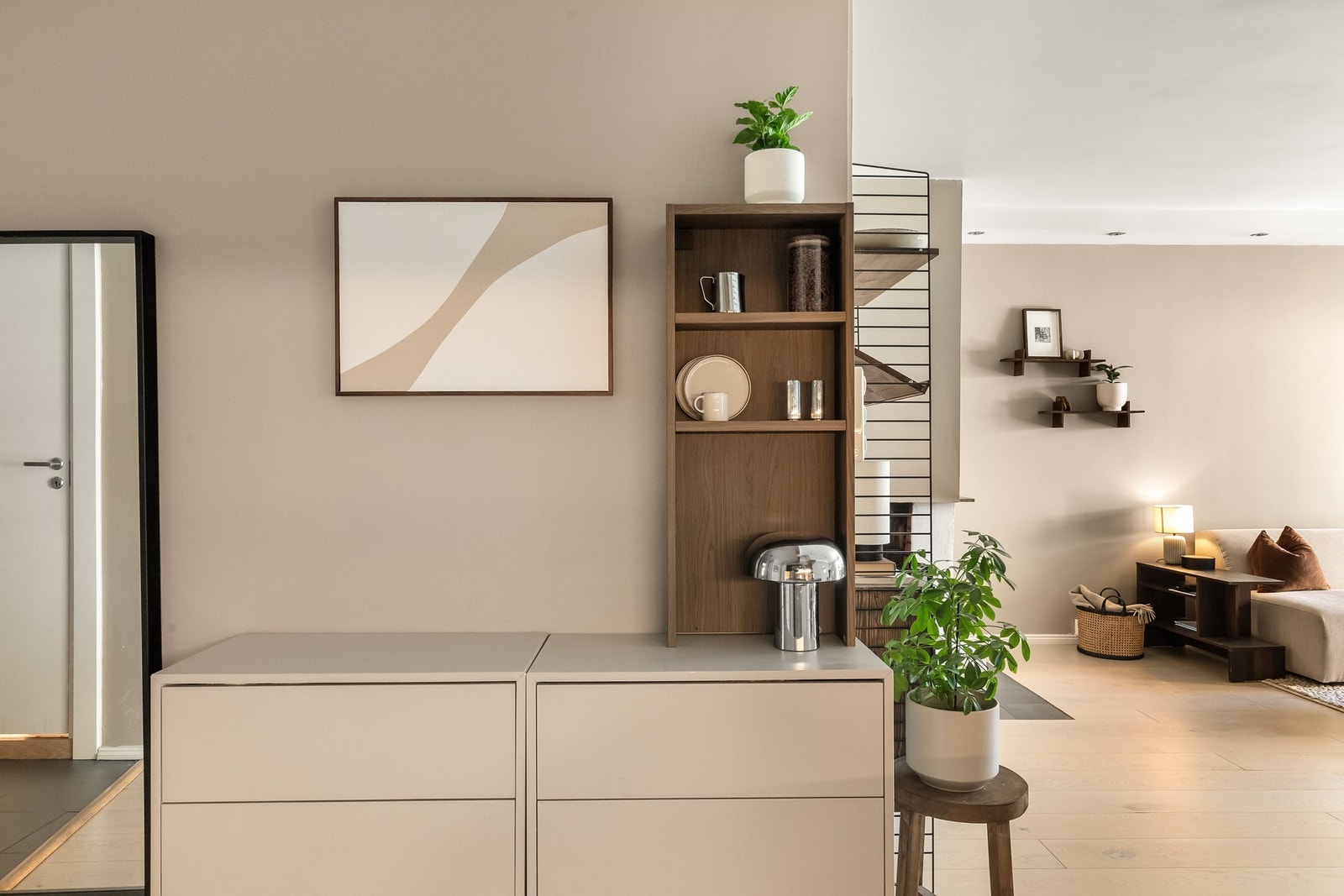 Leiligheten er stilren og gjennomgående. Galleribilde