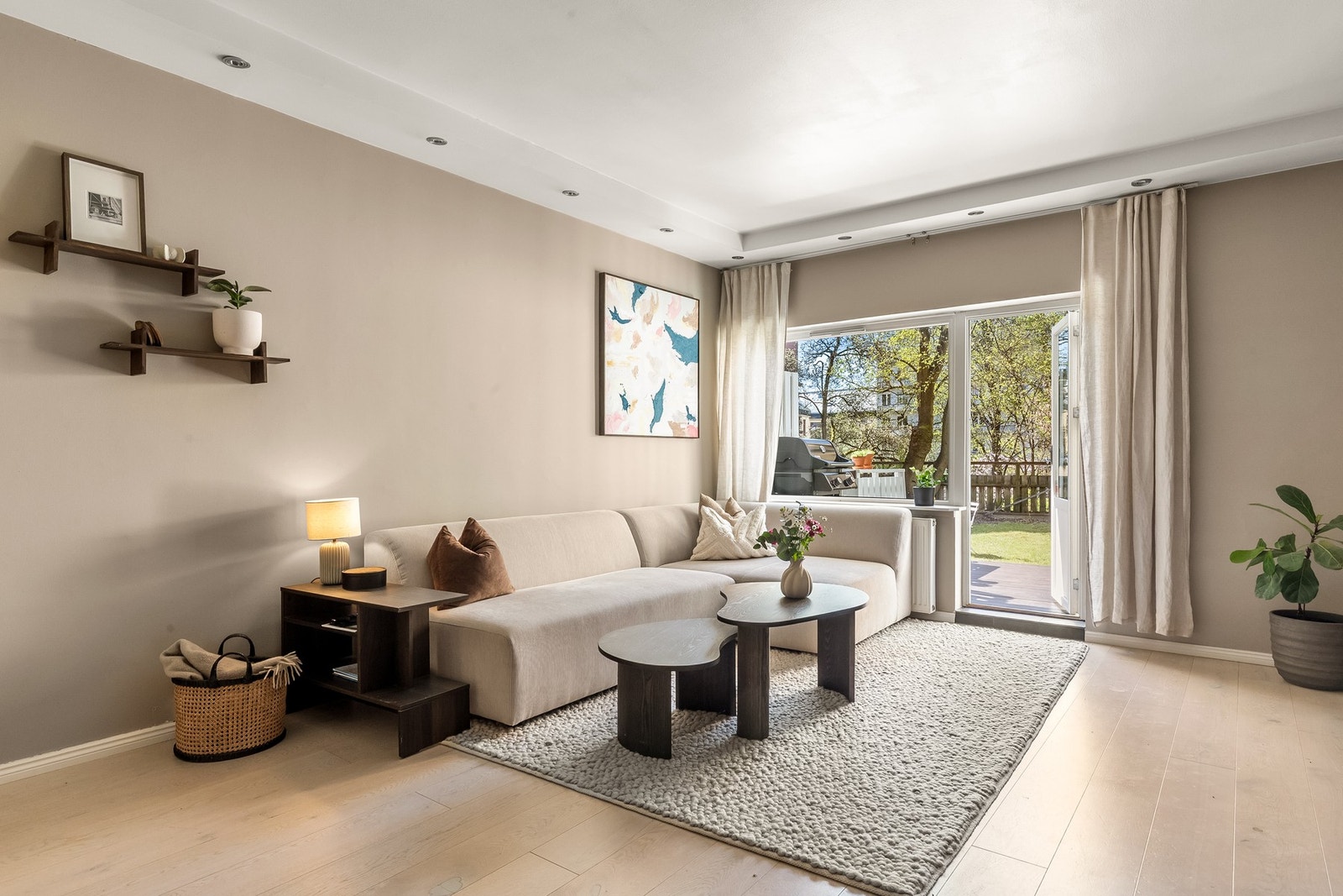 Stilren og elegant leilighet med naturlige møbelalternativer. Galleribilde