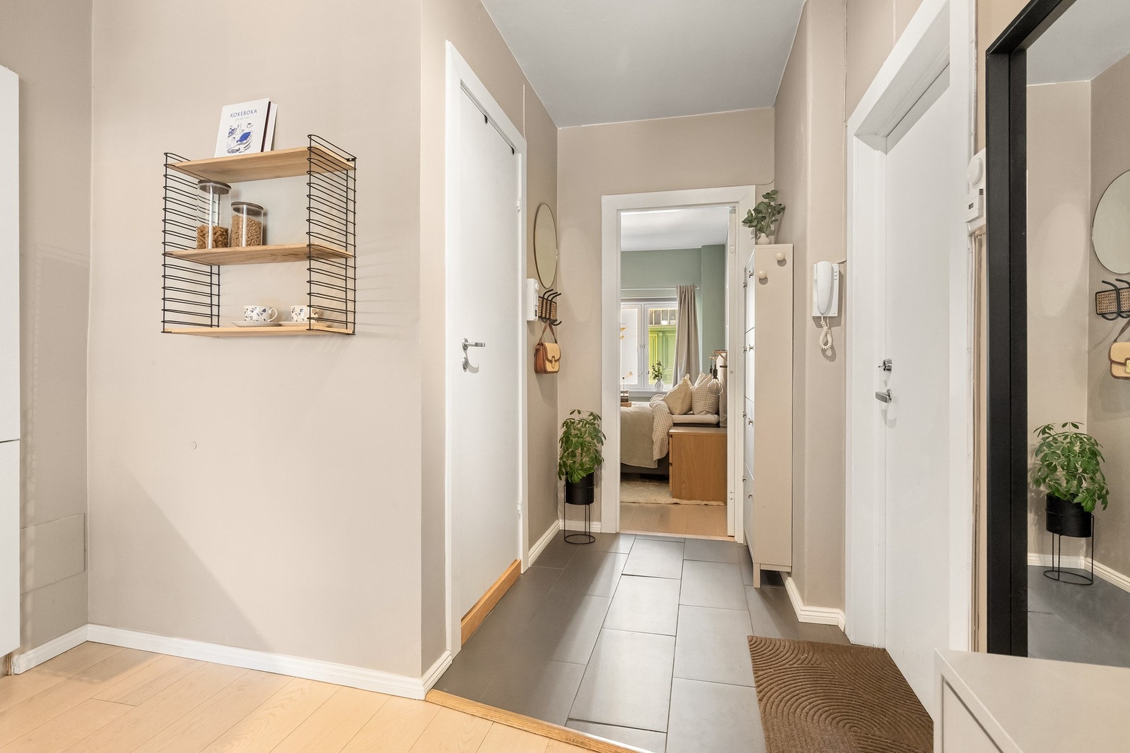 Åpen og luftig gang med fliser og varme. Galleribilde