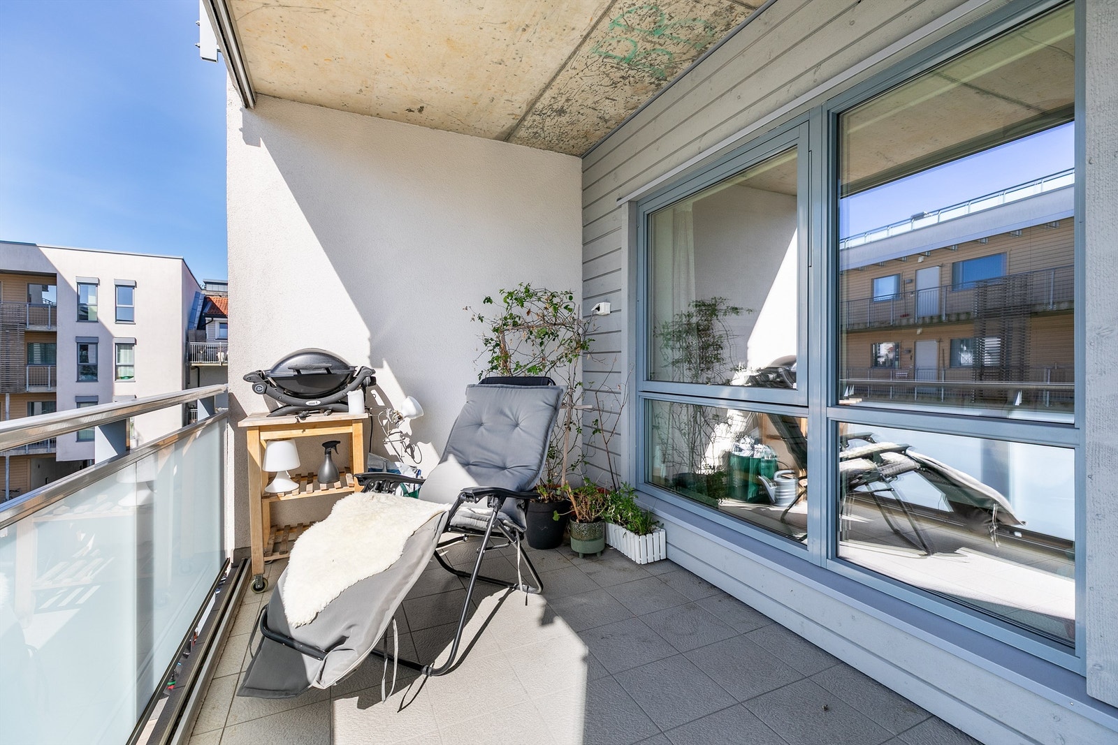 Skjermende glass som enkelt trekkes frem og tilbake utvider verandaens bruksmuligheter betydelig. Galleribilde