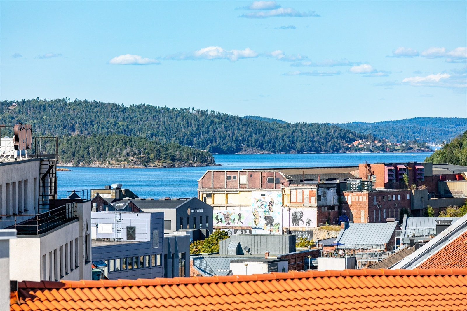 På takaltanen sees panoramautsikt over byen som blant annet inkluderer Mossesundet. Galleribilde