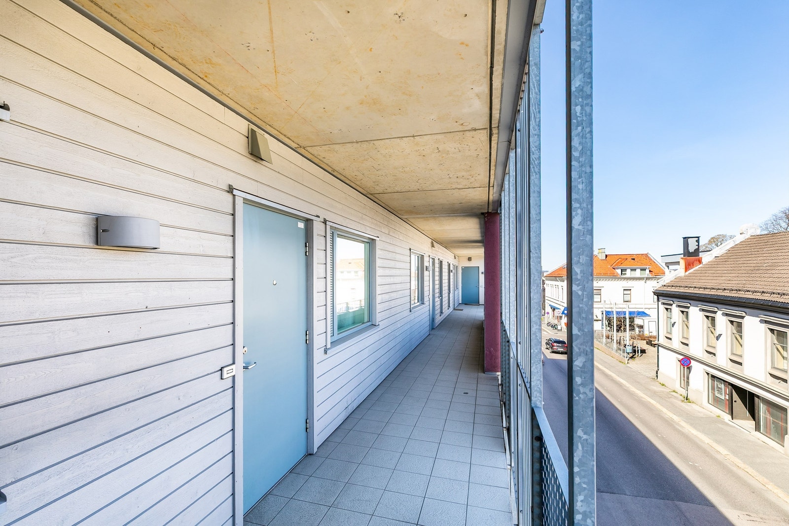 Adkomst til leiligheten skjer via felles svalgang. Heis i bygget gir enkel tilgang til alle etasjer. Galleribilde