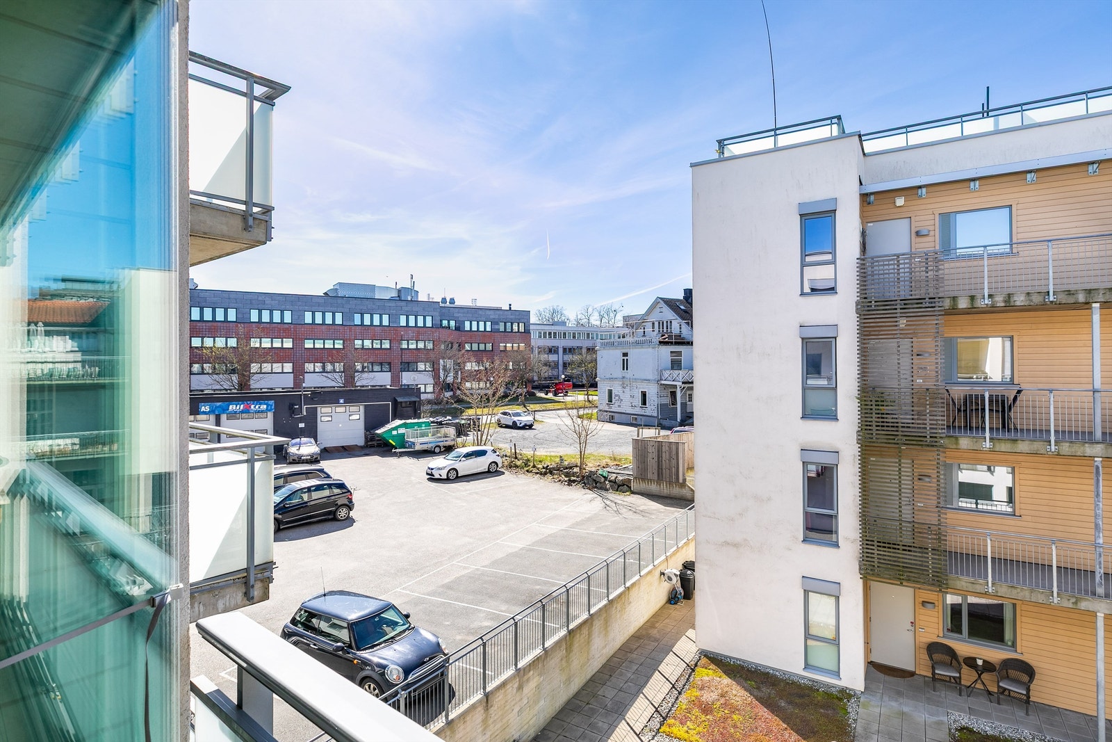 I årets varme måneder kommer solen til verandaen fra utpå ettermiddagene. Fotograf; Børge Oppegård. Galleribilde