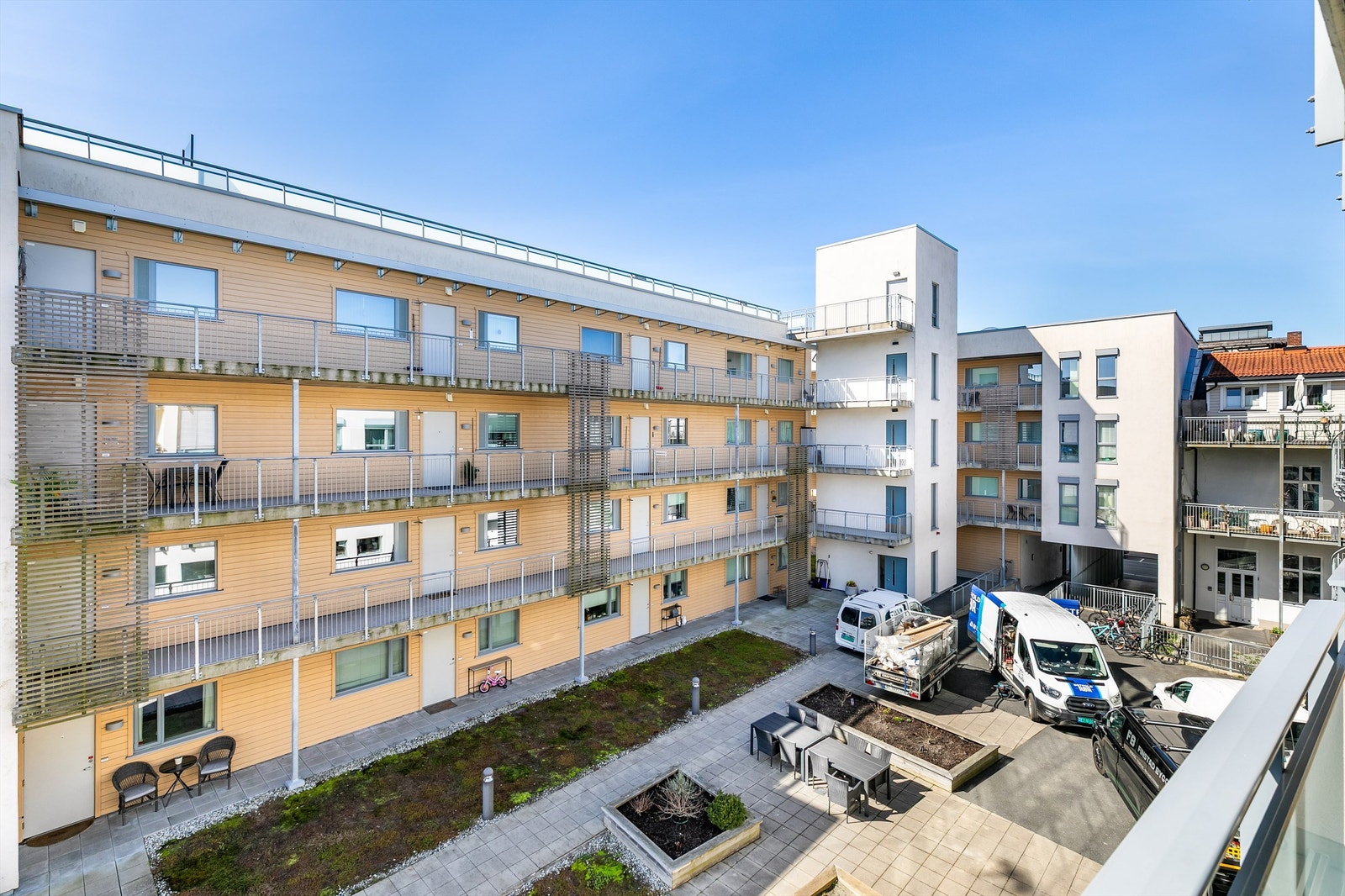 Verandaen vender mot det avskjermede og svært fredelige gårdsrommet. Oppe i høyden på sameiets felles takaltan er det flott utsikt å se. Galleribilde