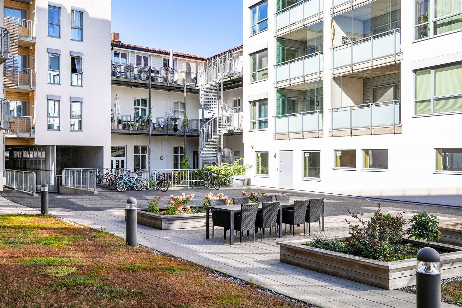 Gårdsrommet er avlåst med port og tilrettelagt for sykkelparkering. Galleribilde