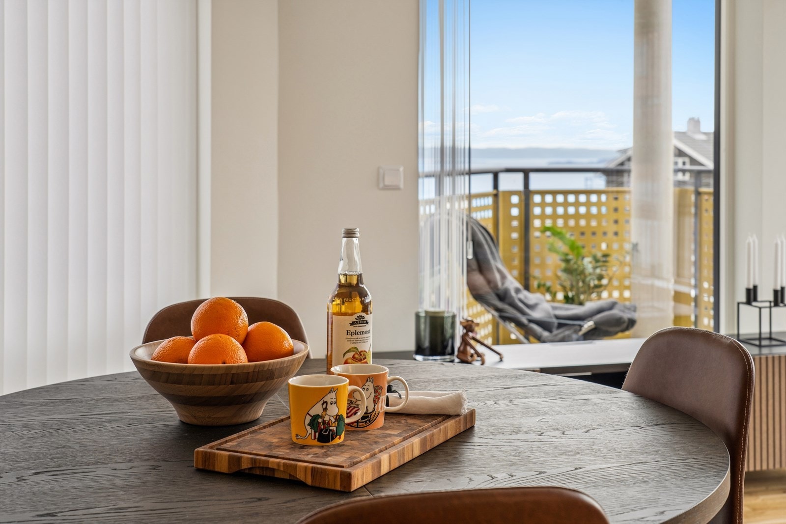Spisestuen er naturlig integrert i den åpne løsningen, med god plass til et fullt spisebord - perfekt for både hverdagsmåltider og gjestemiddager. Galleribilde