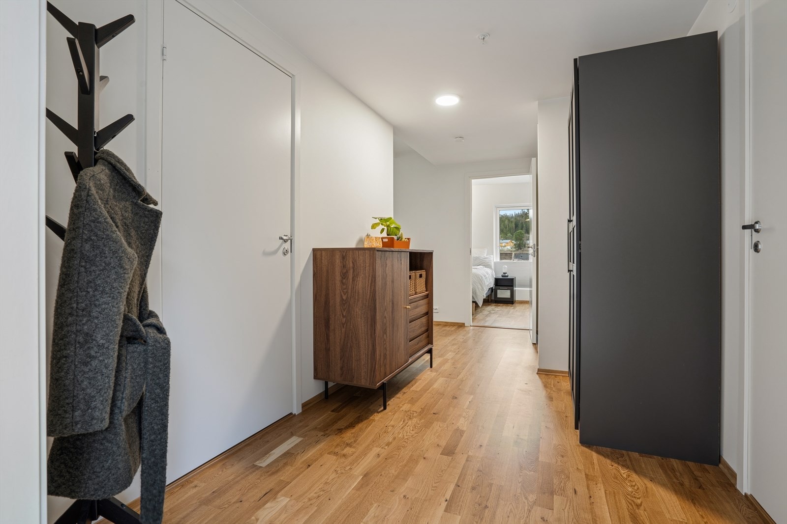 Innbydende entrè som måler 9,1 kvm. Her er det god plass til oppheng og oppbevaring i tillegg til bod i nabobygget. Galleribilde