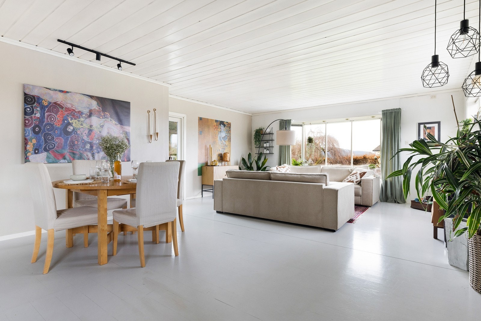 Stuen har god plass til sittegruppe og spisebord - med god plass til å samle familie og venner Galleribilde