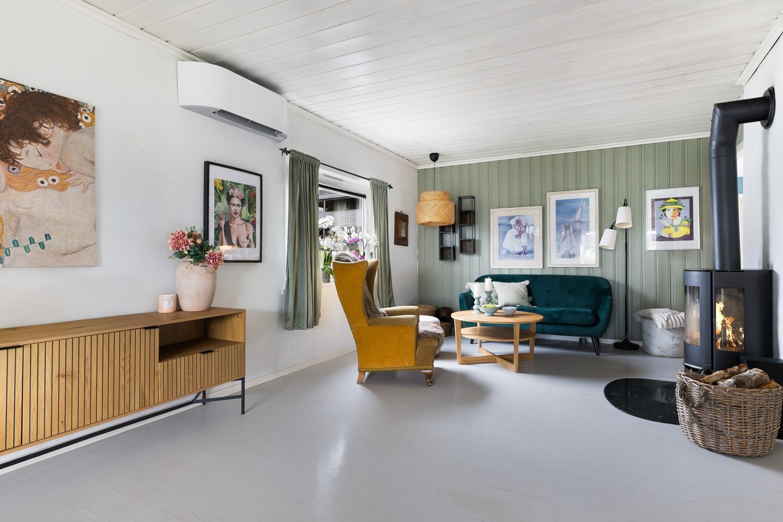 Her er rom for flere sittegrupper og kontrastveggen i dus grønn skaper en flott stemning. Galleribilde