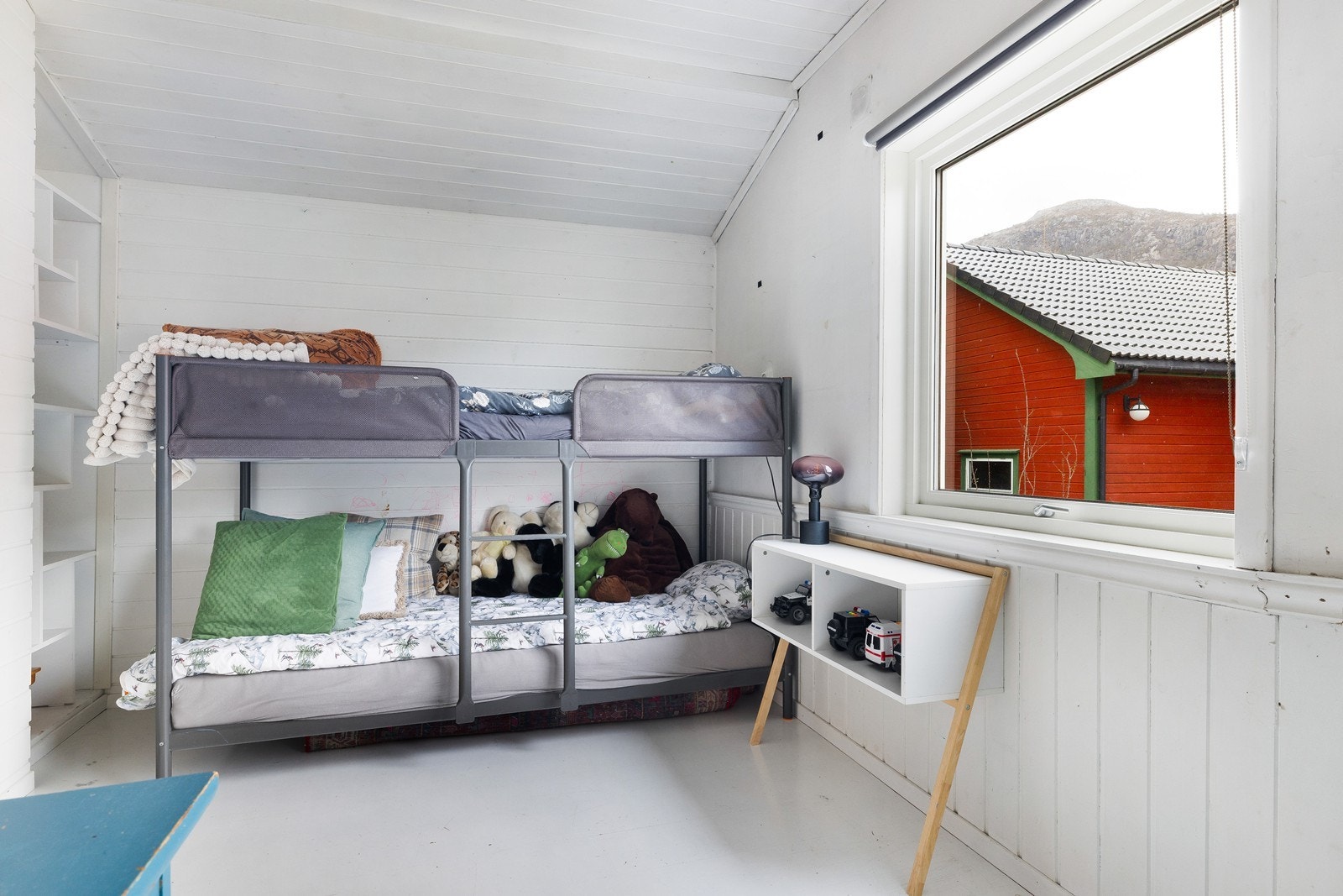 Soverom 2 er meget stort og passer perfekt som barnerom. Rommet var opprinnelig delt i 2 soverom som nå er åpnet opp. Mulig å tilbakeføre dersom ønske om ekstra soverom. Galleribilde