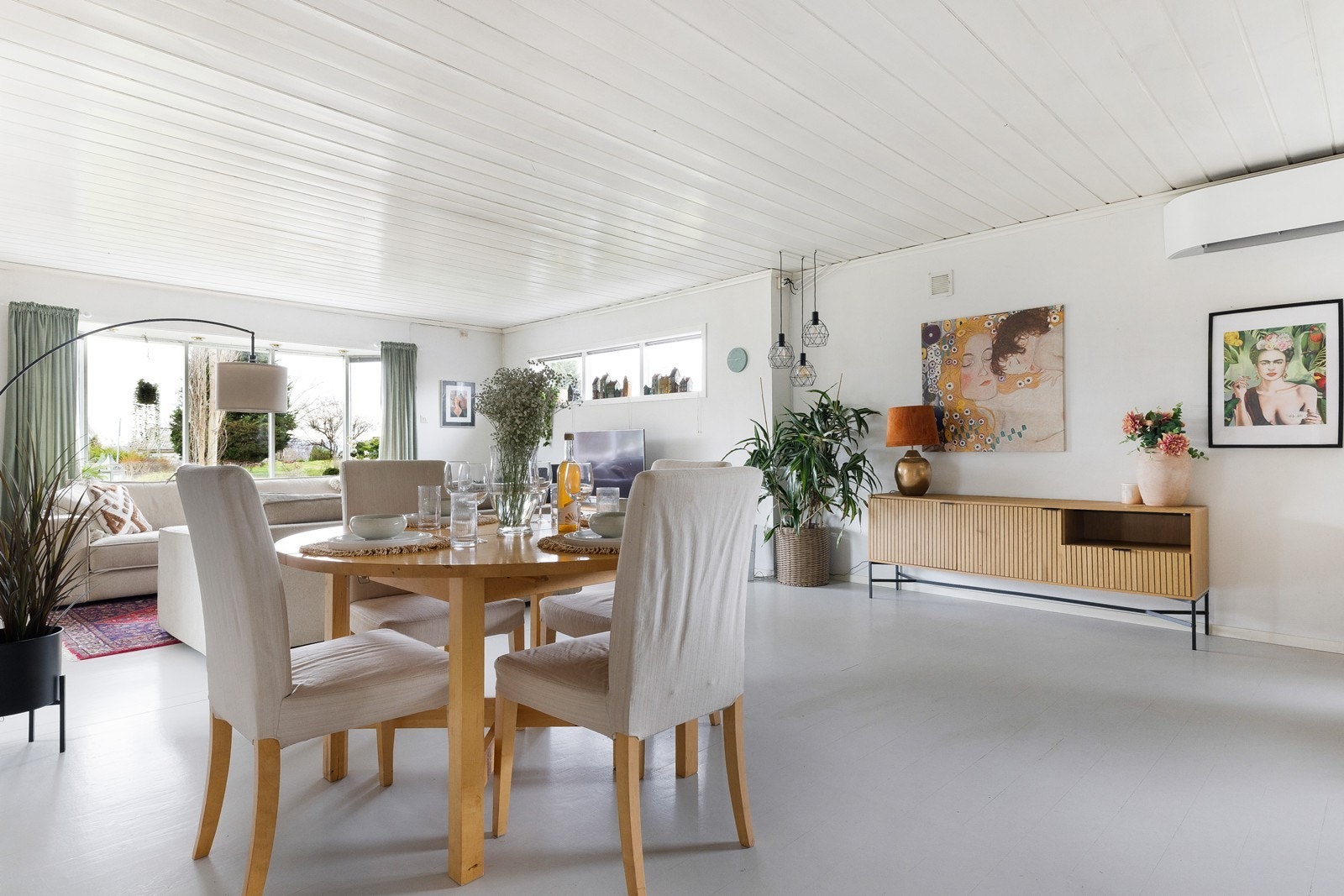 Det er plass til flere sittegrupper og man har mange muligheter for møblering. Galleribilde