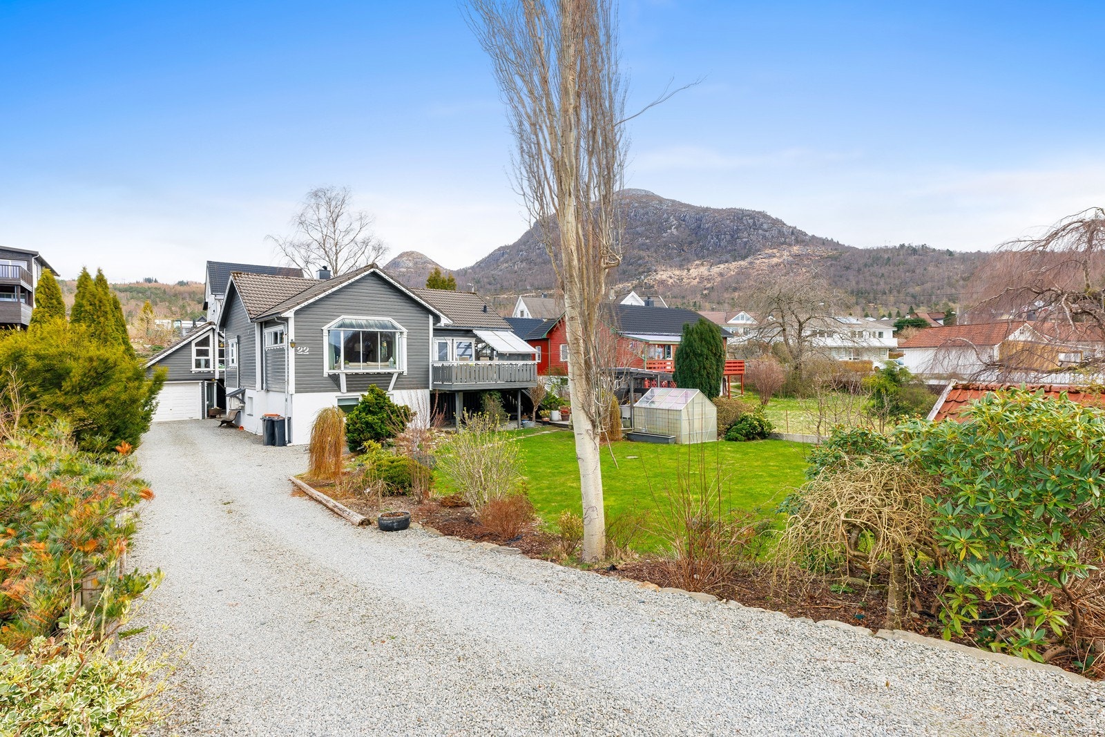 Innholdsrik og sjarmerende enebolig beliggende på en frodig tomt med flott opparbeidet hage og gode solforhold. Galleribilde
